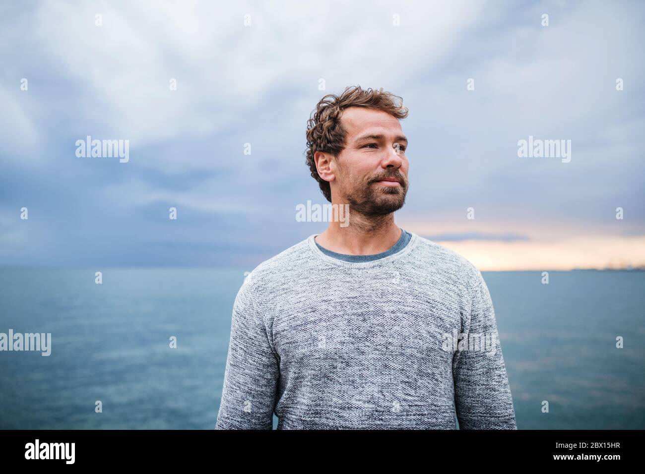 Man standing beach dusk hi-res stock photography and images - Alamy