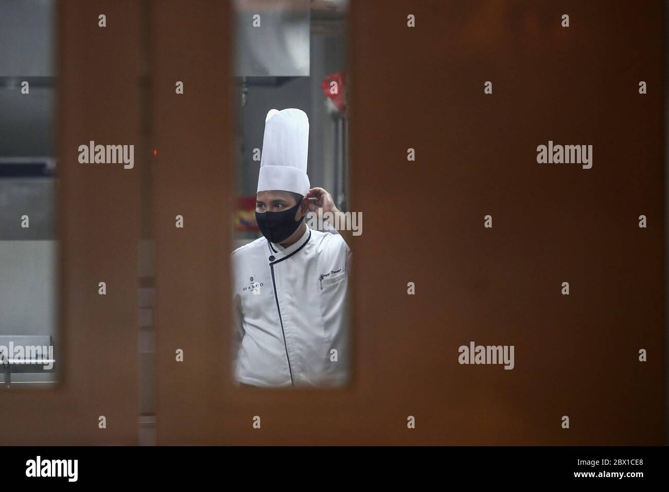 Depok, Indonesia. 04th June, 2020. A Chef of the four-star The Margo Hotel wears a protective mask inside a kitchen hotel amid Coronavirus (COVID-19) pandemic. A number of hotels in Indonesia have begun to reopen their services by implementing strict health protocols and social distancing. Credit: SOPA Images Limited/Alamy Live News Stock Photo