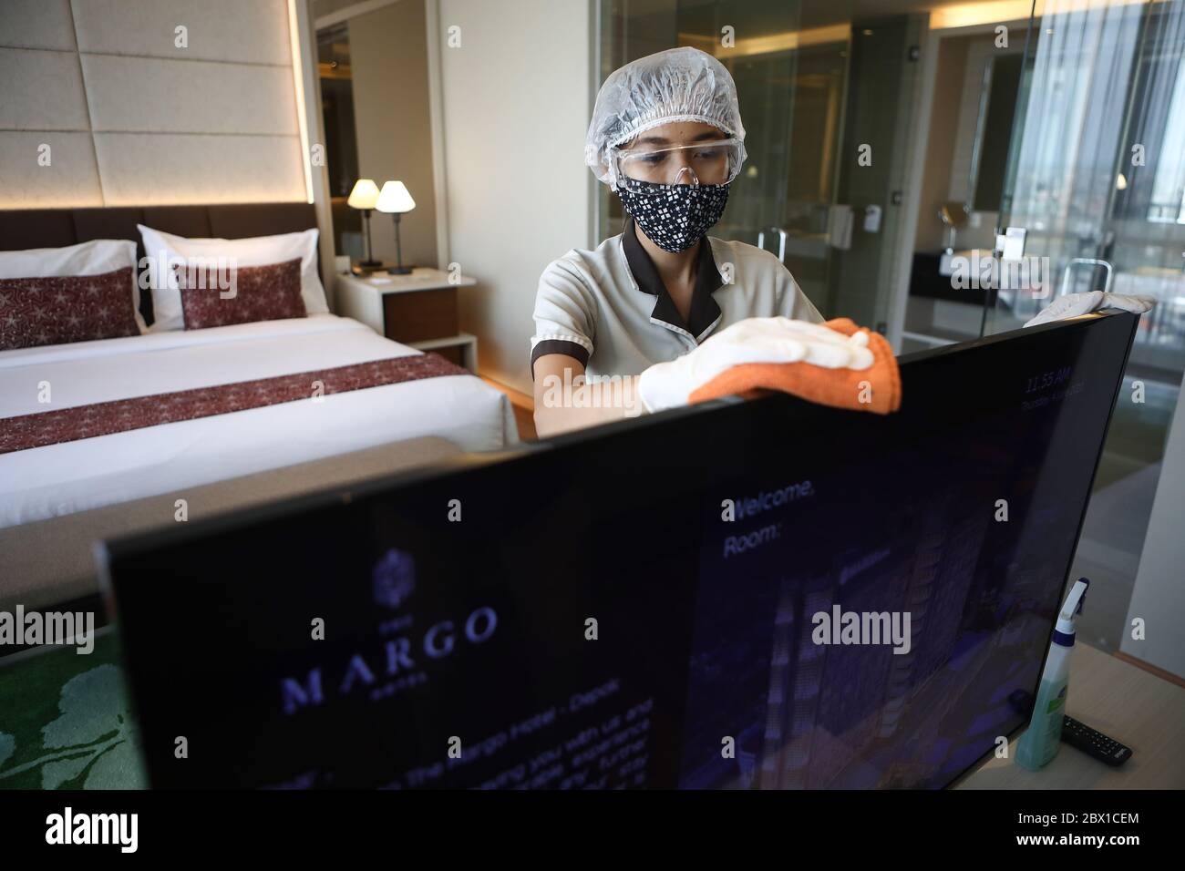 Depok, Indonesia. 04th June, 2020. A employee of the four-star The Margo Hotel wears a facemask and gloves as she goes about her cleaning services amid Coronavirus (COVID-19) pandemic. A number of hotels in Indonesia have begun to reopen their services by implementing strict health protocols and social distancing. Credit: SOPA Images Limited/Alamy Live News Stock Photo