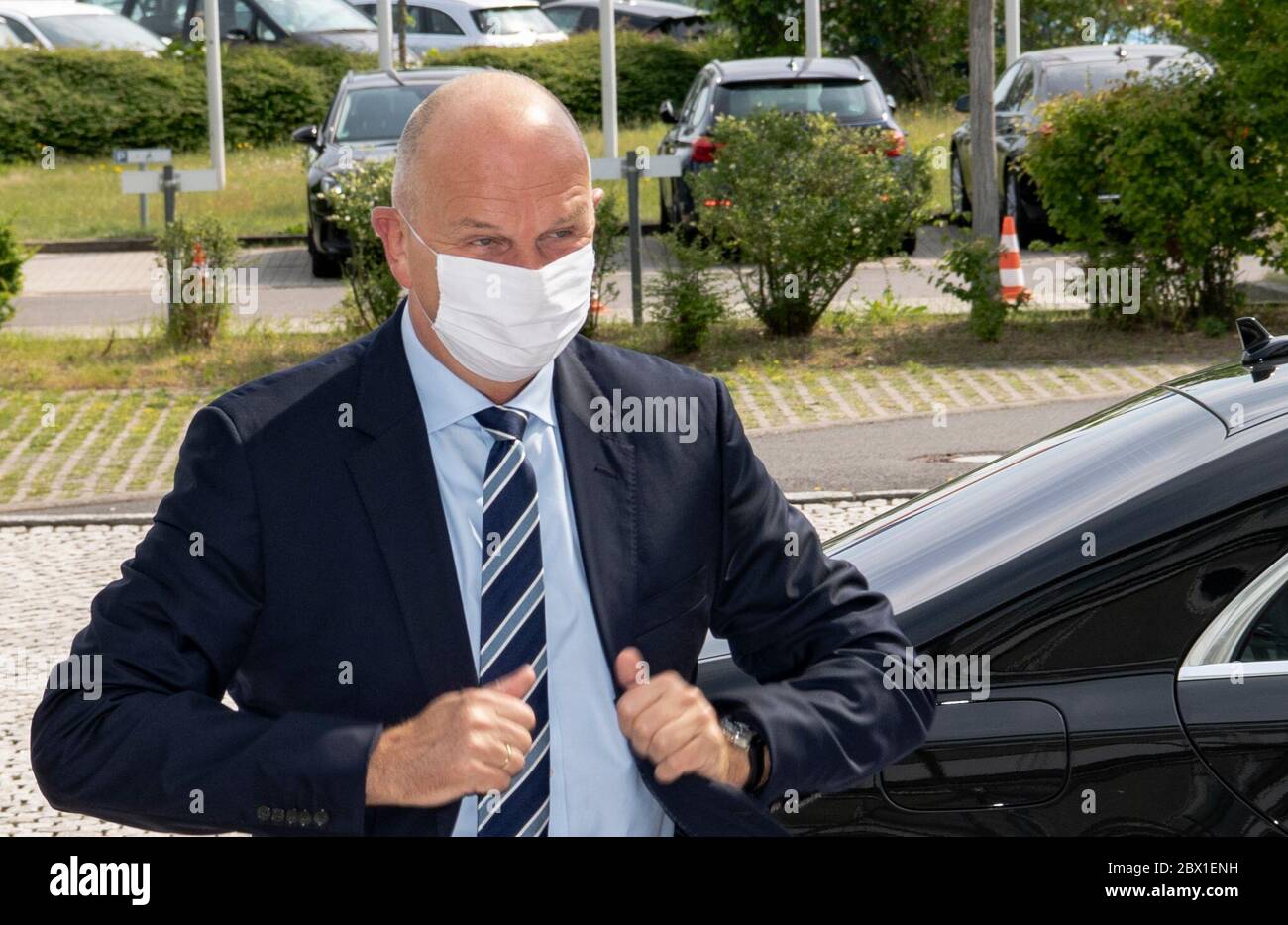 Blankenfelde Mahlow, Germany. 04th June, 2020. Brandenburg's Minister  President Dietmar Woidke (SPD) arrives with a face mask to visit the Rolls- Royce company in Blankenfelde-Mahlow, Brandenburg. Credit: Paul  Zinken/dpa-Zentralbild/ZB/dpa/Alamy Live ...