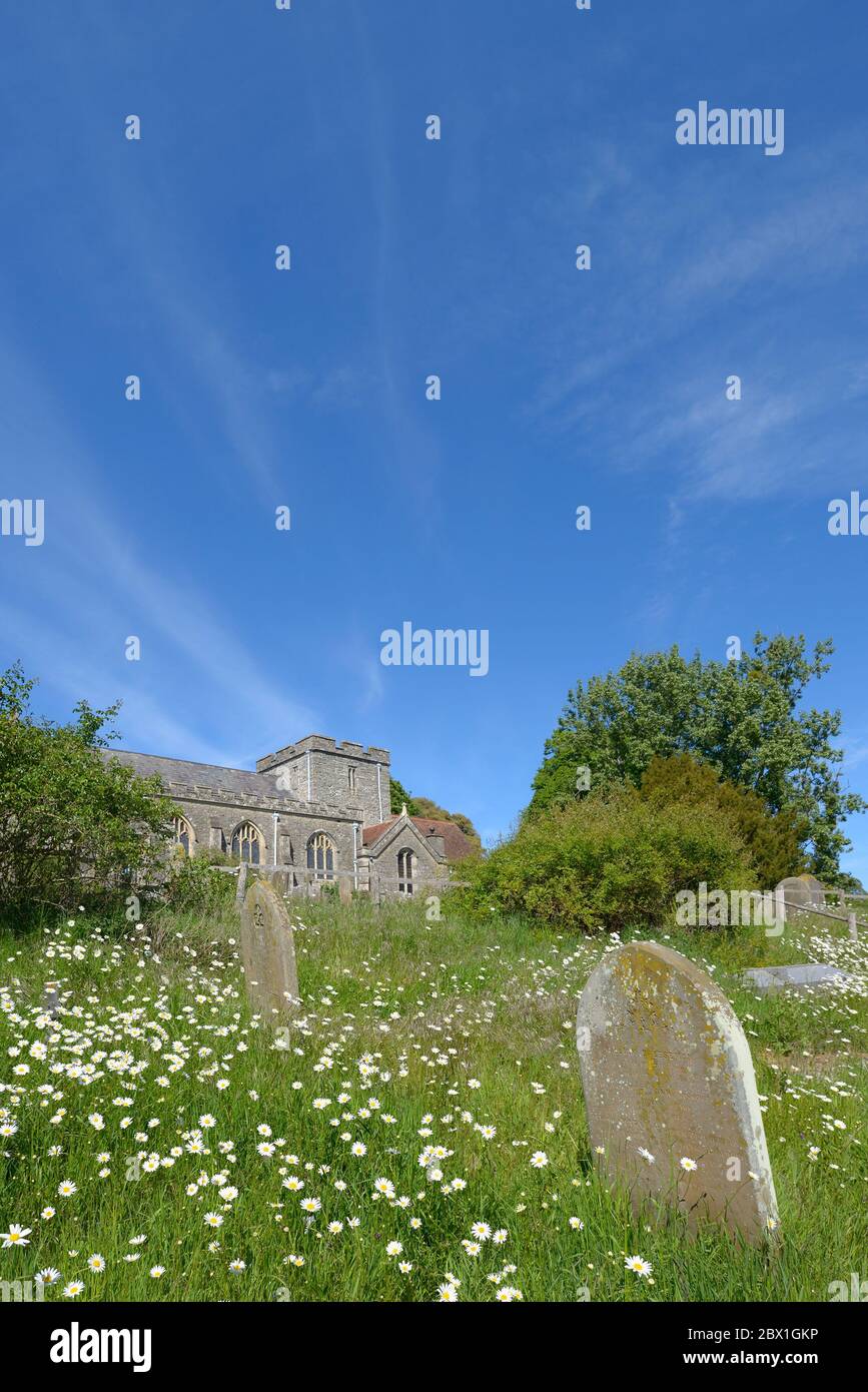 Boughton Monchelsea village, Kent, UK. St Peter's Church graveyard Stock Photo Alamy