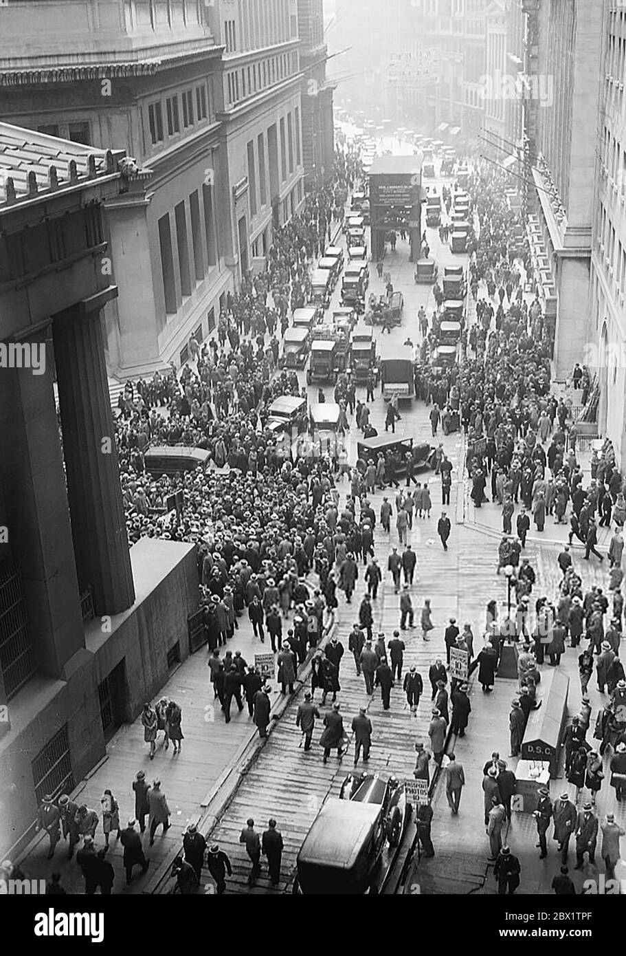 WALL STREET CRASH  Crowds gathering on Wall Street, New York, in October 1929 Stock Photo