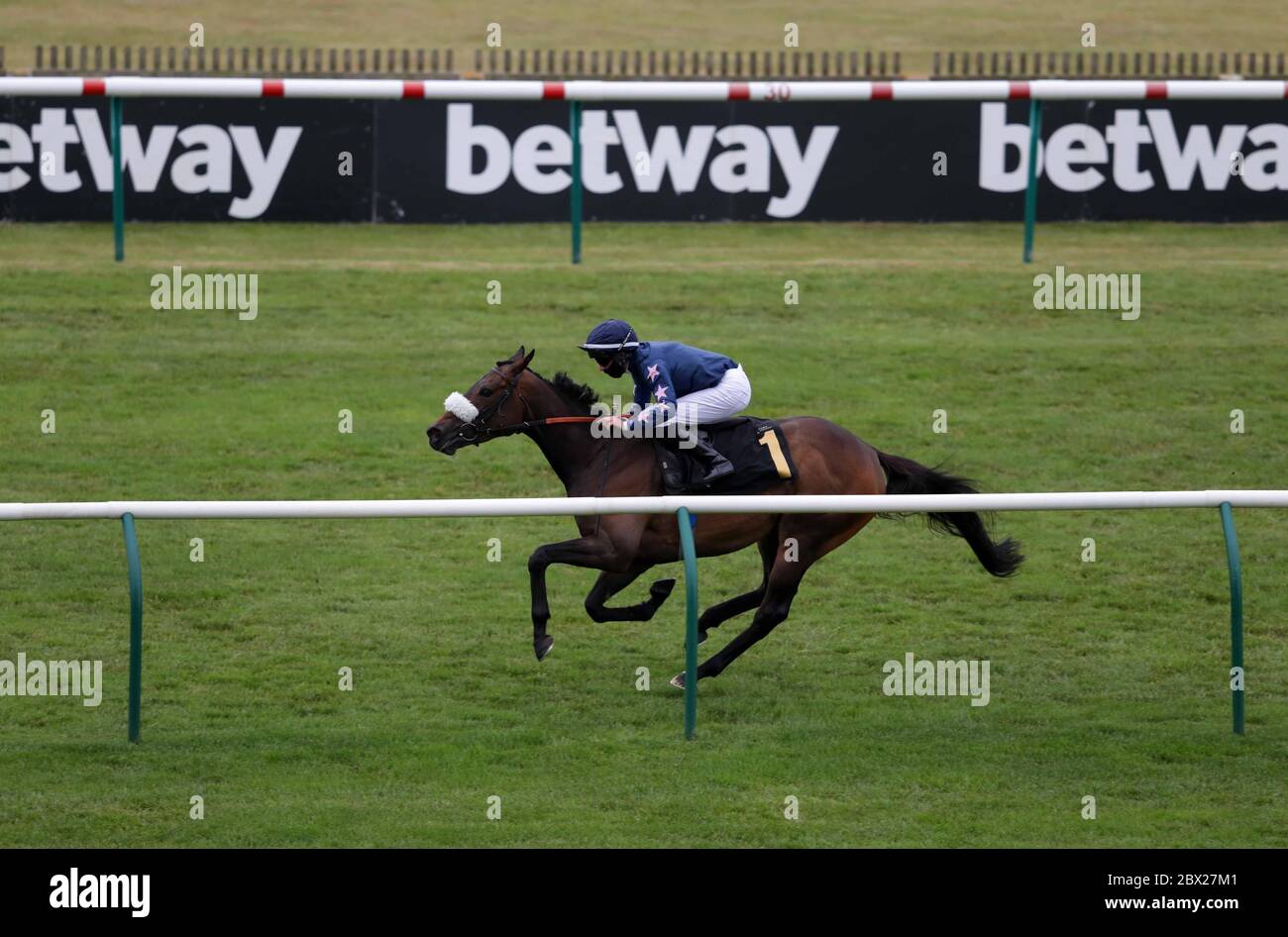 Bungee Jump ridden by Rossa Ryan wins the Play 4 To Win At Betway Handicap (Div 2) at Newmarket Racecourse. Stock Photo