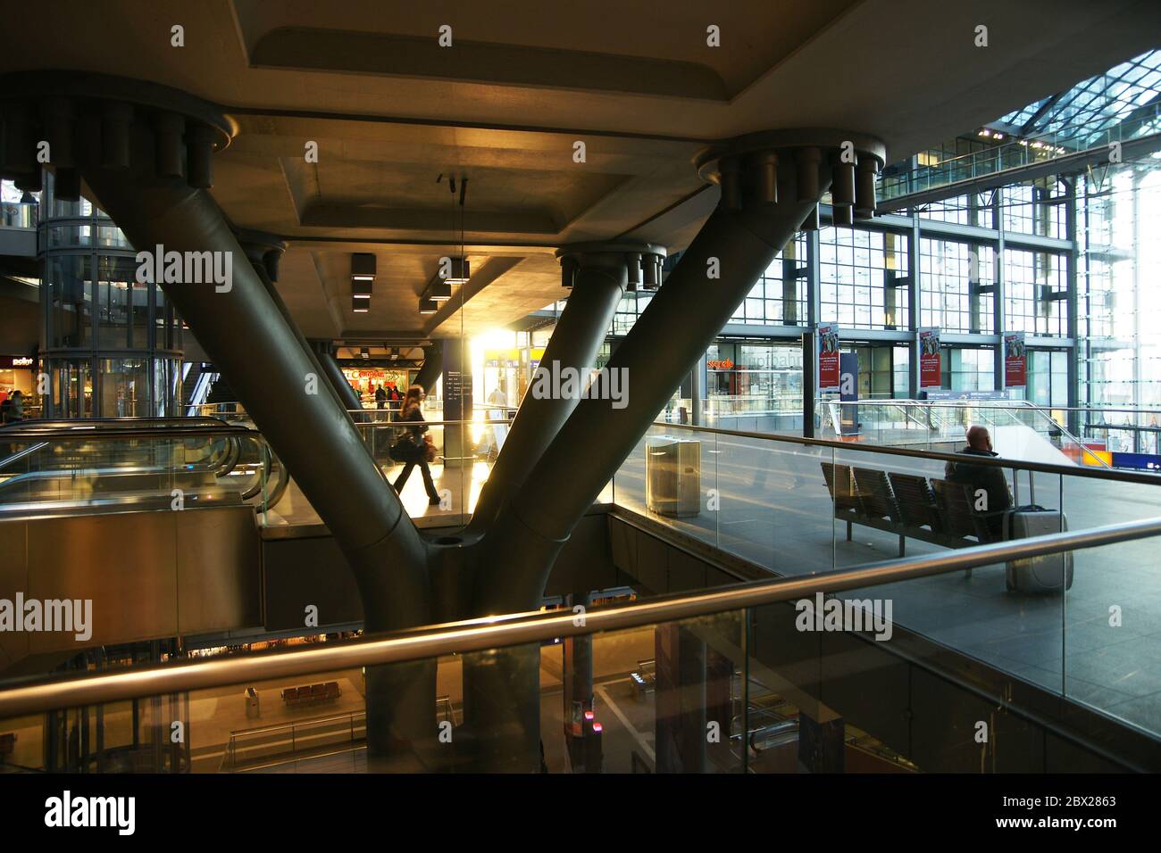 morgendlicher Sonneneinfall im Hauptbahnhof  Berlin Stock Photo