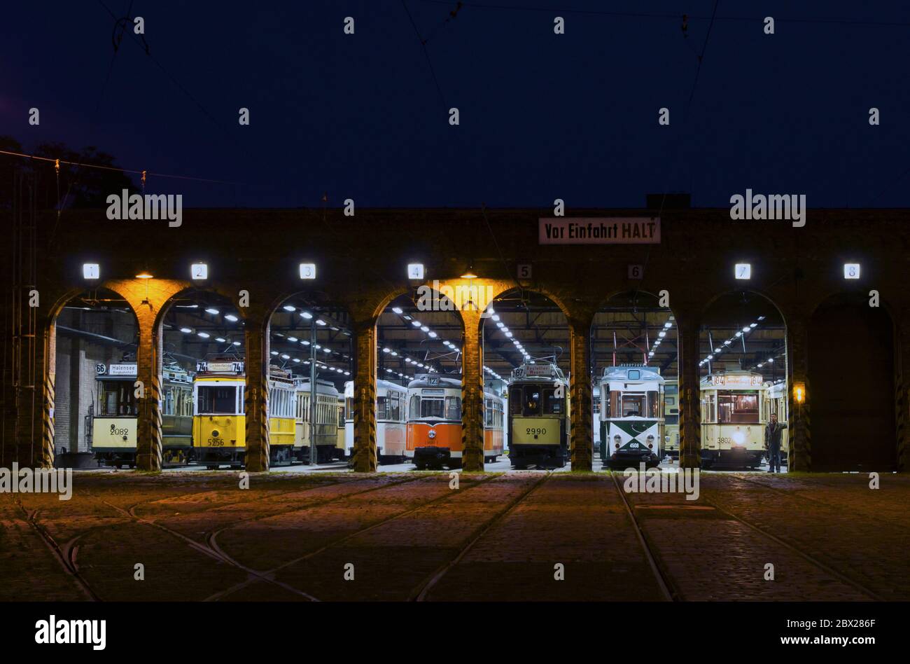 Alter Lokschuppen mit verschiedenen Straßenbahnen in Berlin - Pankow Stock Photo