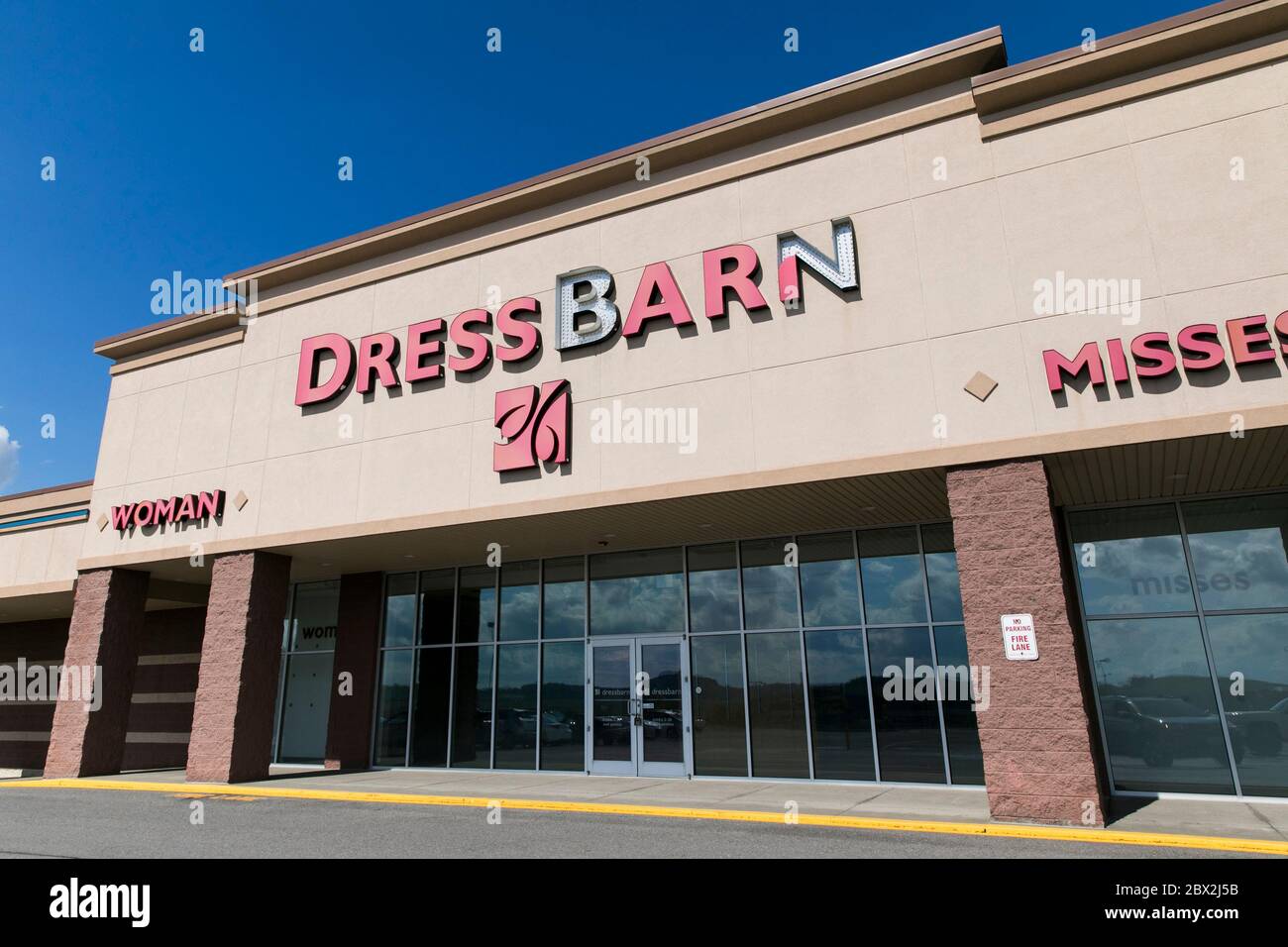 Dress barn storefront hi-res stock photography and images - Alamy