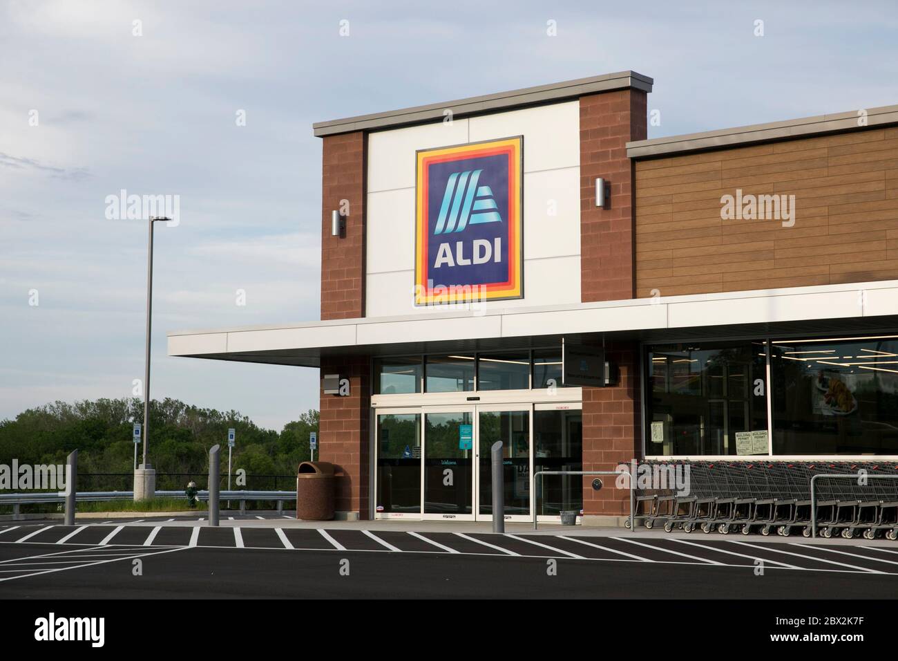 A logo sign outside of a Aldi retail grocery store location in Hagerstown, Maryland on May 29, 2020. Stock Photo