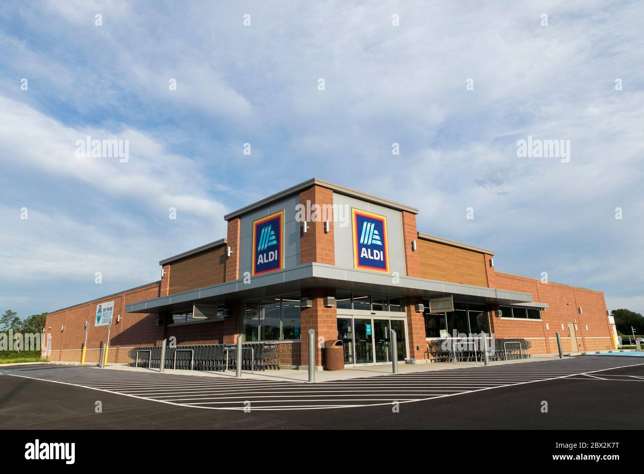 A logo sign outside of a Aldi retail grocery store location in Hagerstown, Maryland on May 29, 2020. Stock Photo