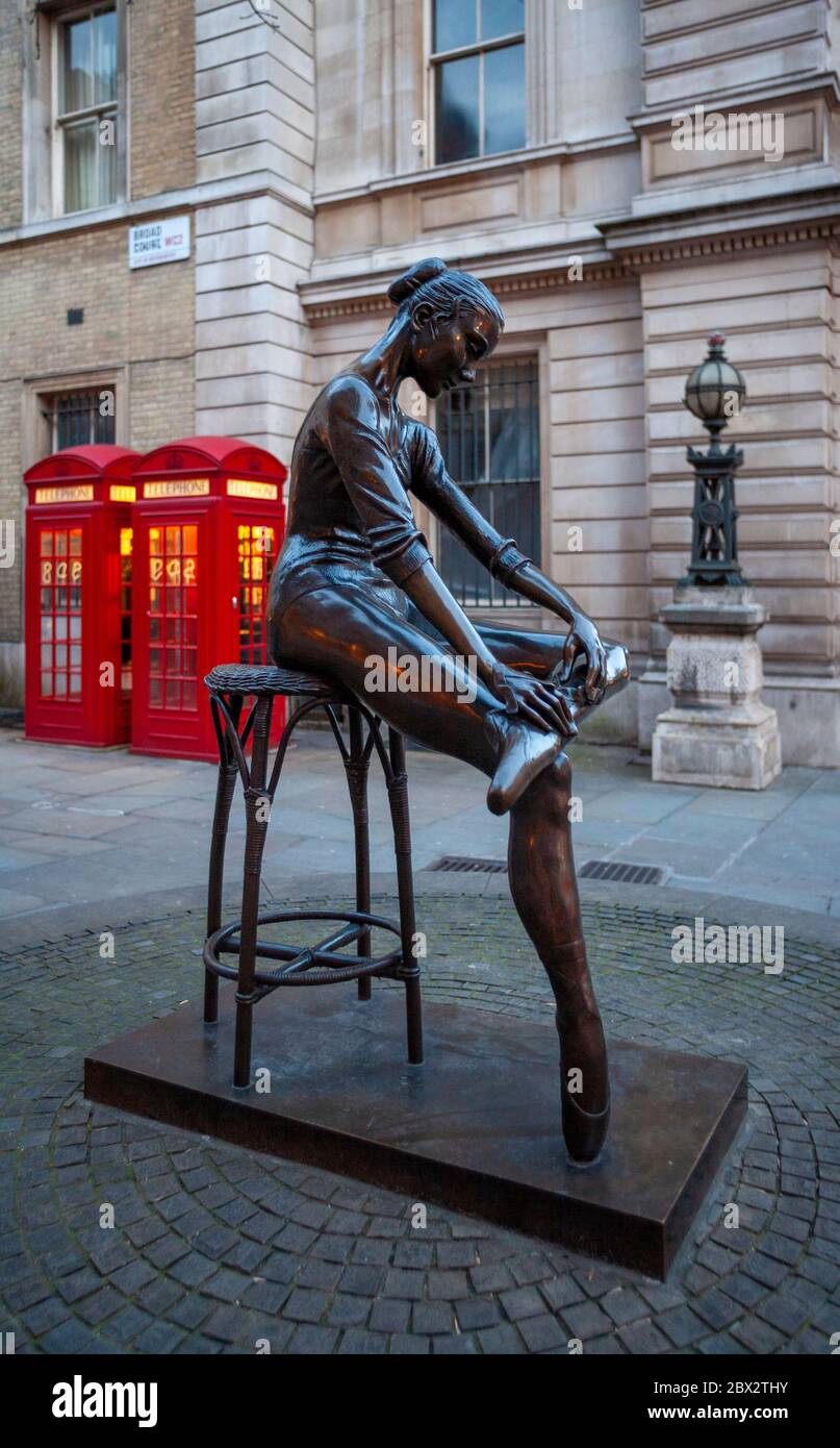 Statues covent garden london hi-res stock photography and images - Alamy