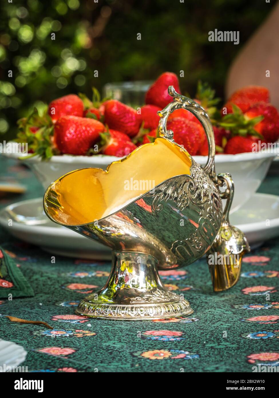 Strawberries in crystal bowl hi-res stock photography and images - Alamy