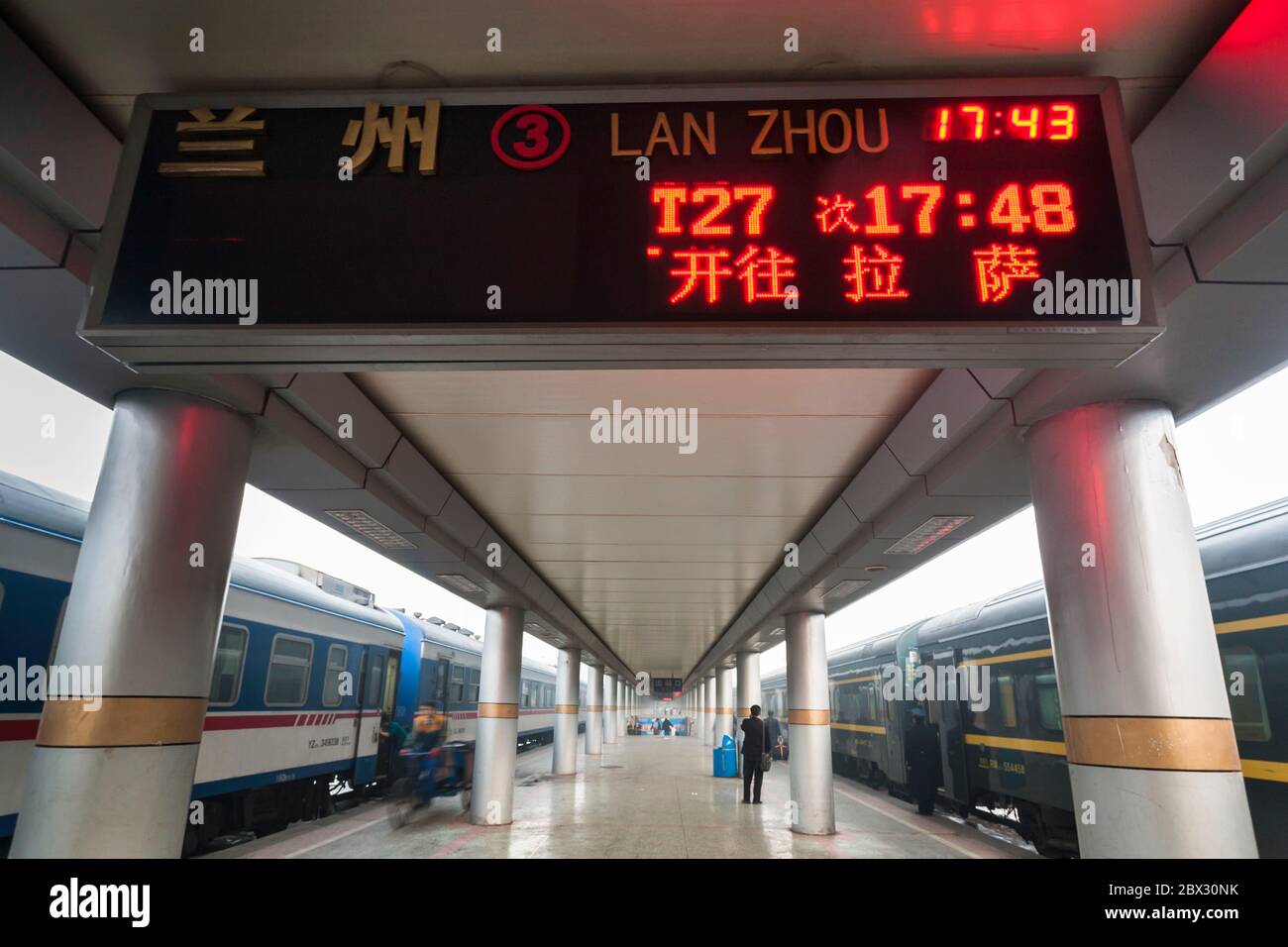 China, Gansu province, Lanzhou railway station, information board on the platform, the T27 train leaves from Beijing and reaches Lhasa, Tibet, in 48 hours for 4561 kilometers Stock Photo