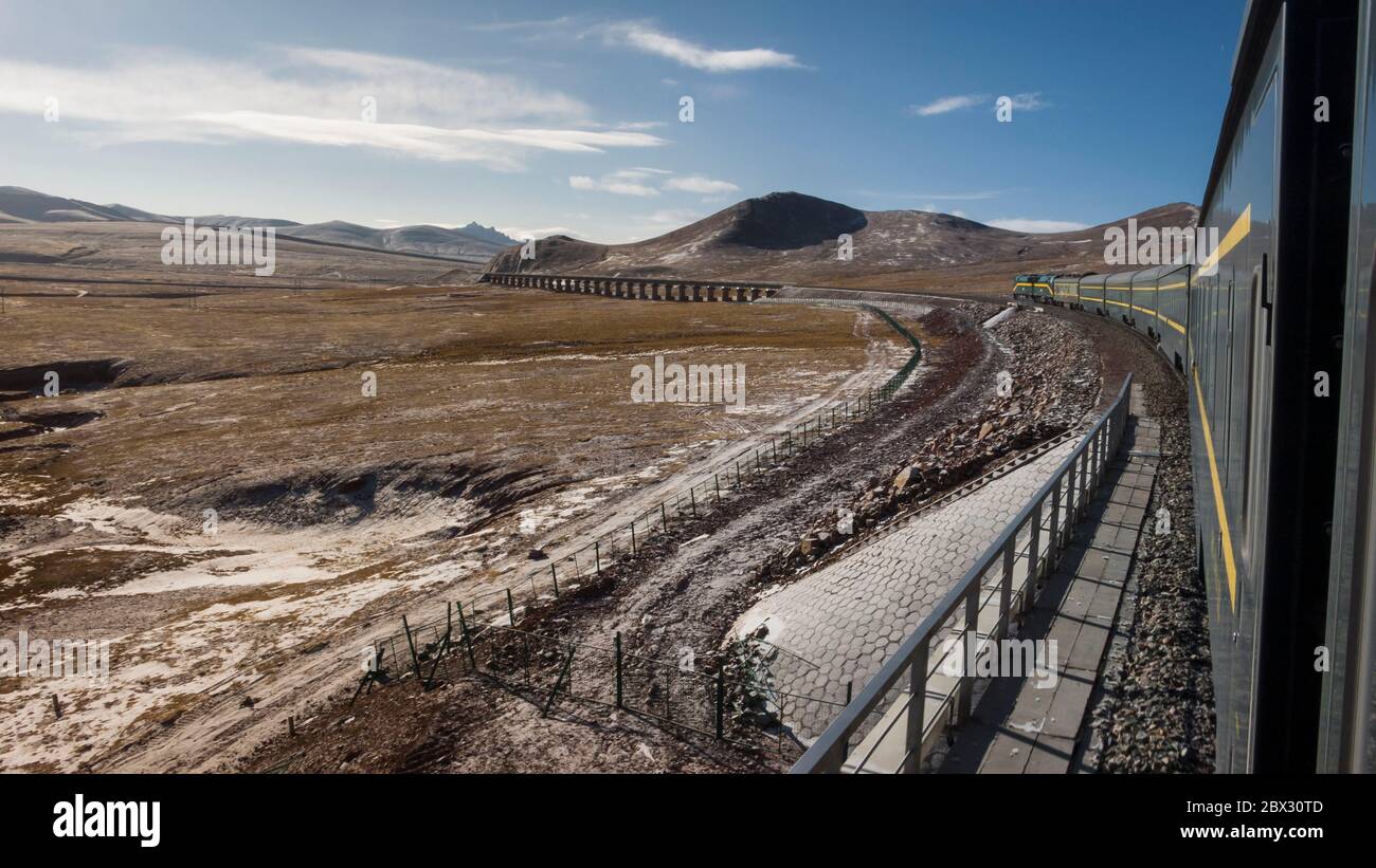 China, Tibet Autonomous Region, railroad near the Tanggu pass, altitude 5170 meters, the T27 train leaves from Beijing and reaches Lhasa, Tibet, in 48 hours for 4561 kilometers Stock Photo