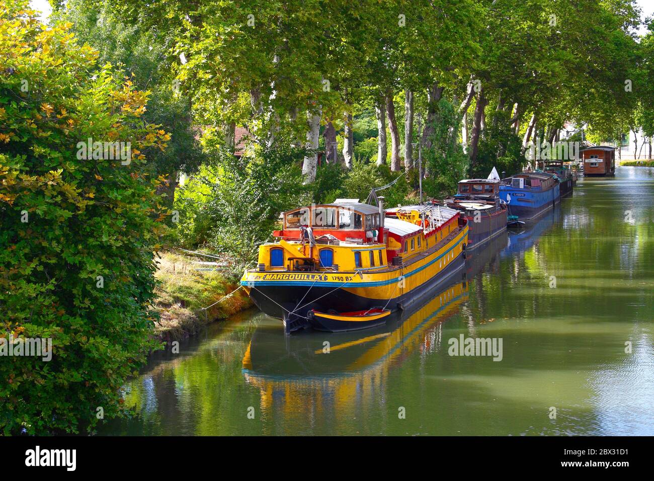 France, Haute-Garonne (31), Toulouse, péniches sur le Canal du Midi au Pont des Demoiselles Stock Photo