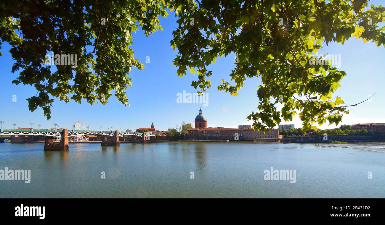 France, Haute-Garonne (31), Toulouse, Le Pont St-Pierre, la Garonne et le Dôme de la Grave vus du Quai Saint-Pierre Stock Photo