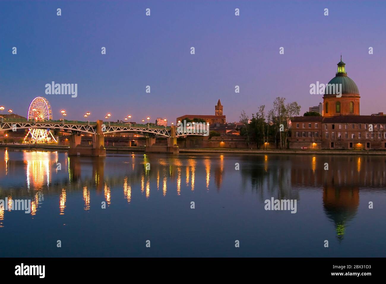 France, Haute-Garonne (31), Toulouse, Le Pont St-Pierre, la Garonne et le Dôme de la Grave vus du Quai Saint-Pierre Stock Photo