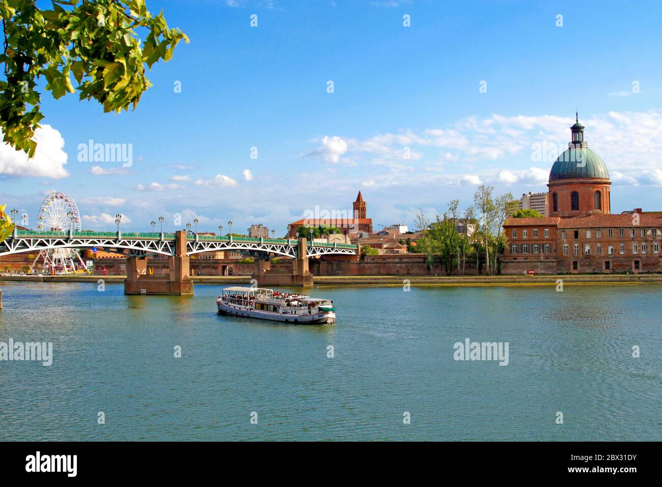 France, Haute-Garonne (31), Toulouse, Le Pont St-Pierre, la Garonne et le Dôme de la Grave vus du Quai Saint-Pierre Stock Photo