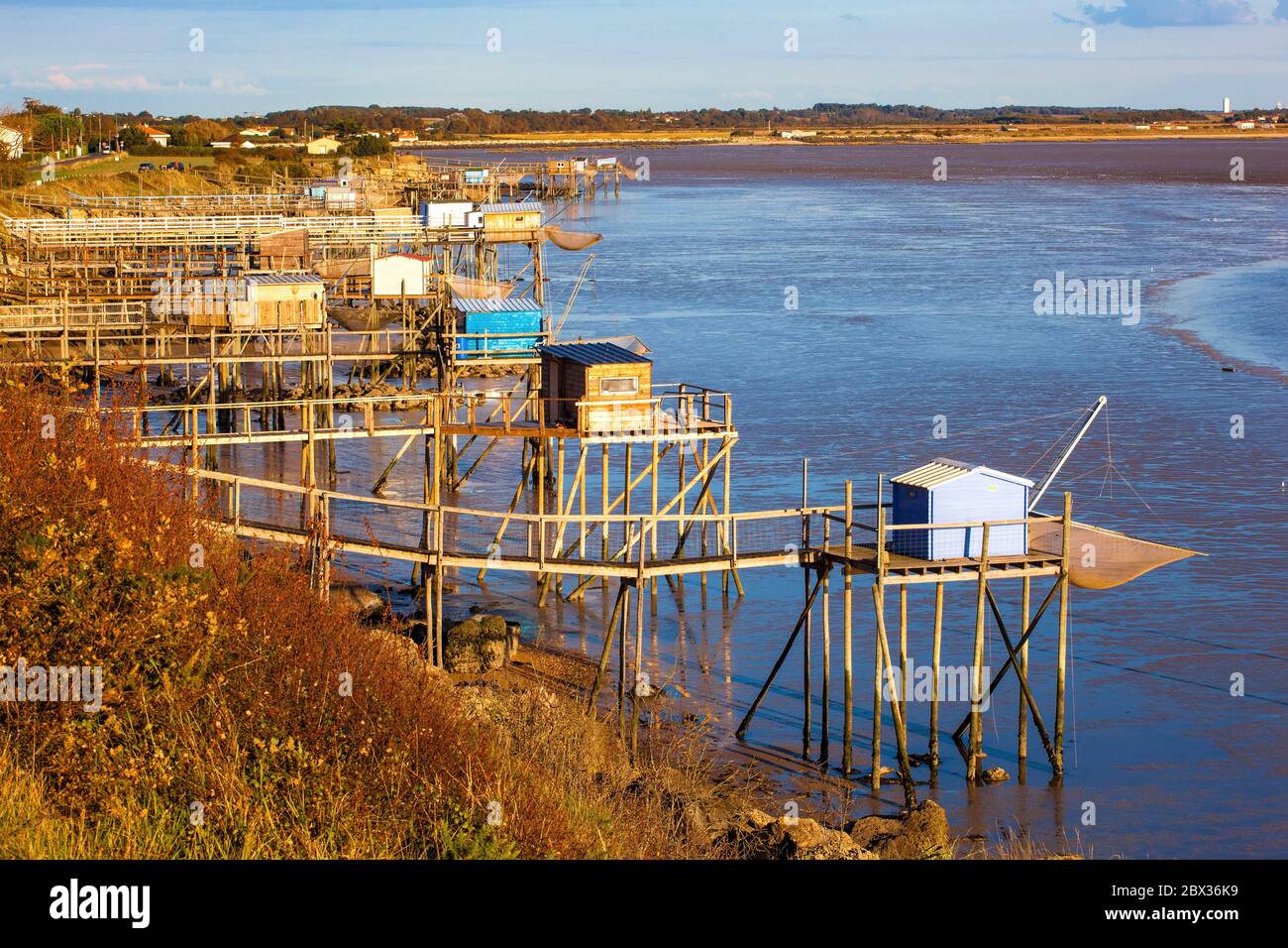 France, CharenteMaritime (17), PortdesBarques, cabanes sur pilotis
