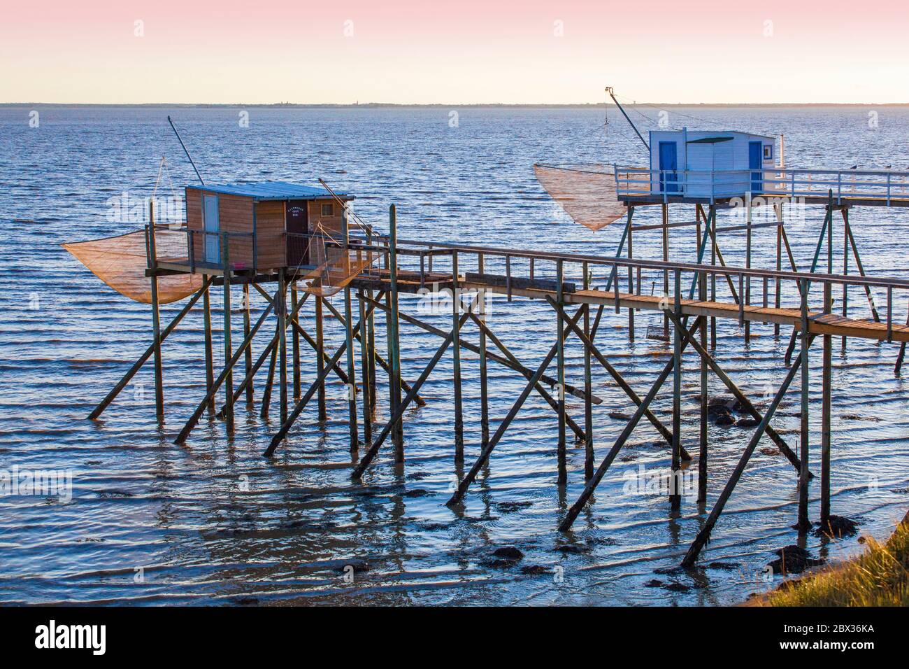 France, CharenteMaritime (17), PortdesBarques, cabane sur pilotis