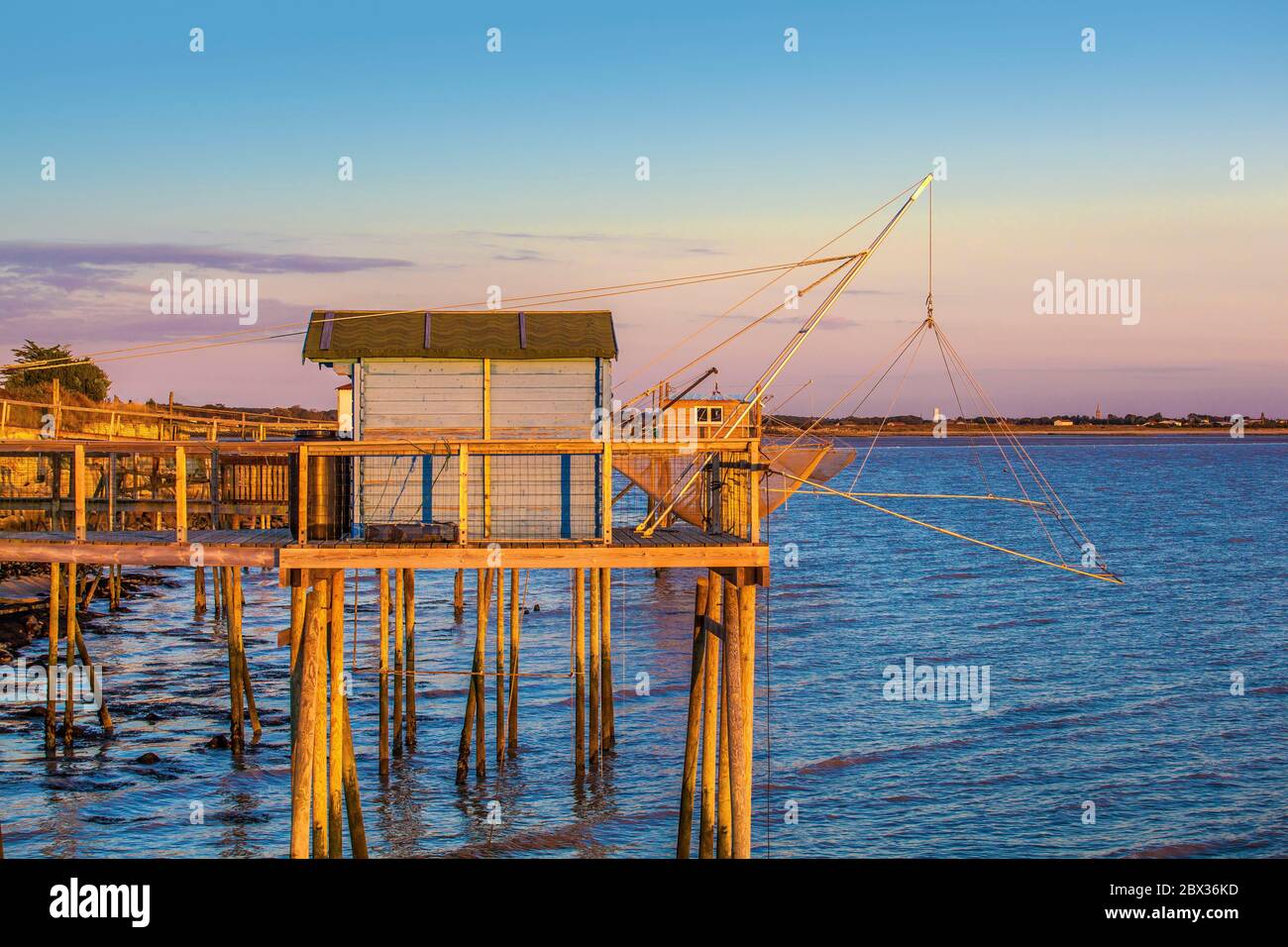 France, CharenteMaritime (17), PortdesBarques, cabane sur pilotis