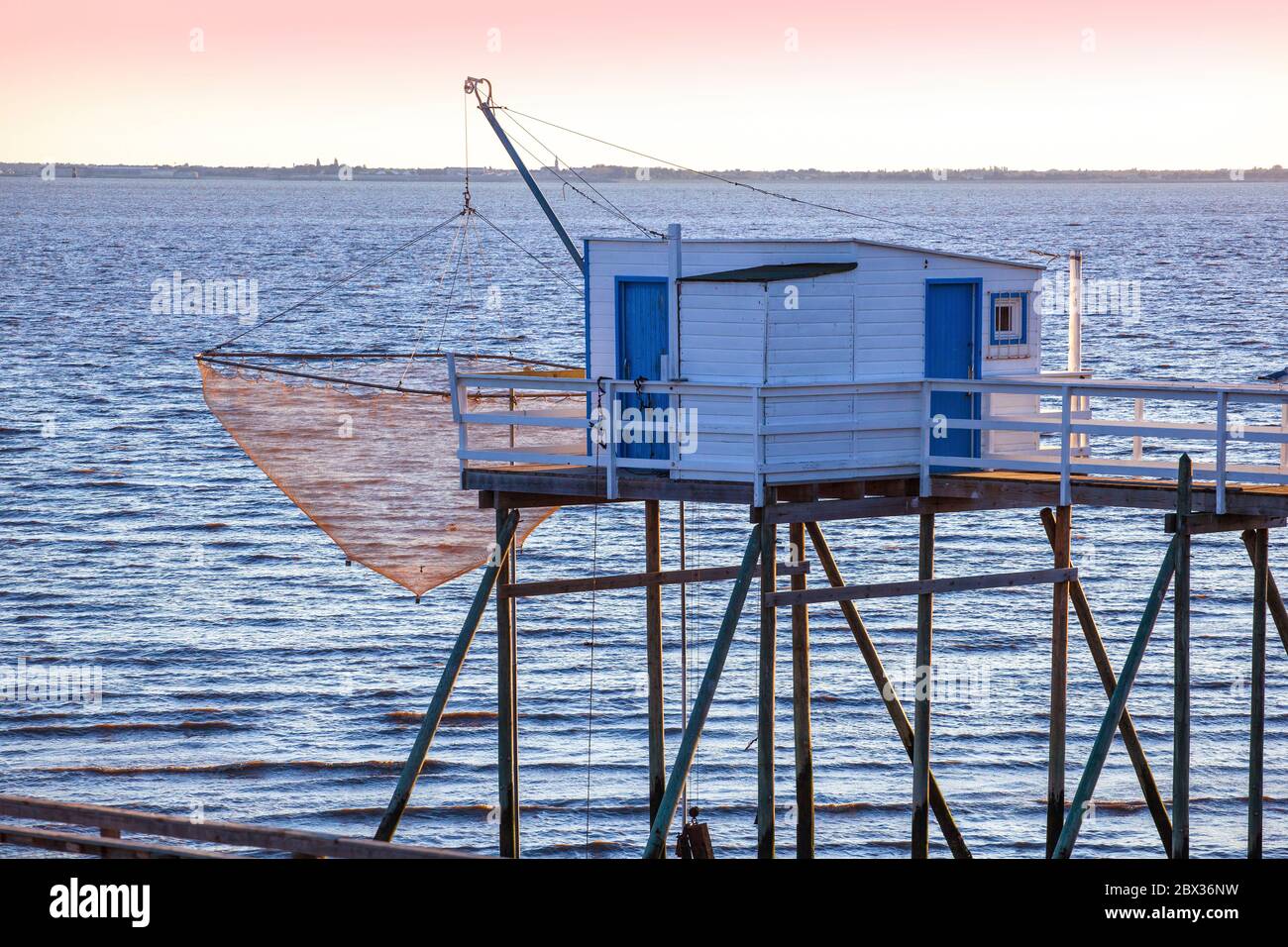 France, CharenteMaritime (17), PortdesBarques, cabane sur pilotis