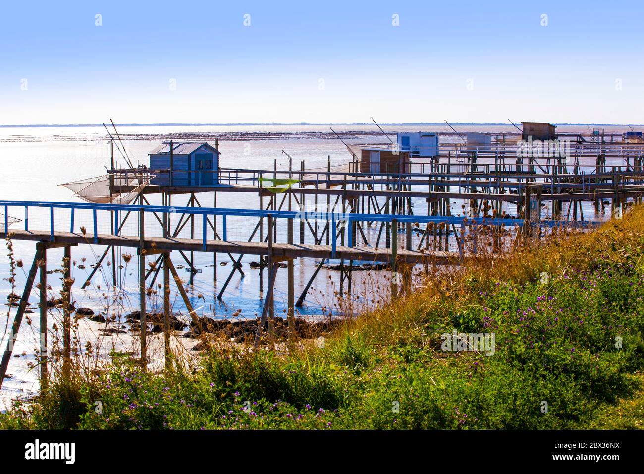 France, CharenteMaritime (17), PortdesBarques, cabanes sur pilotis