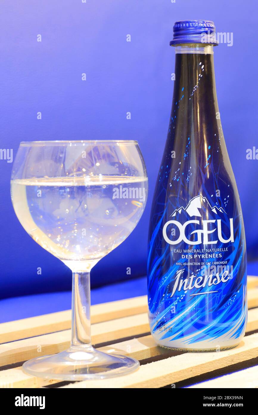 France, Pyrenees Atlantiques, Bearn, Ogeu les Bains, sparkling local water  Ogeu (natural mineral water from the Pyrenees) exploited since 1820 by the  Societe des eaux minerales d'Ogeu Stock Photo - Alamy