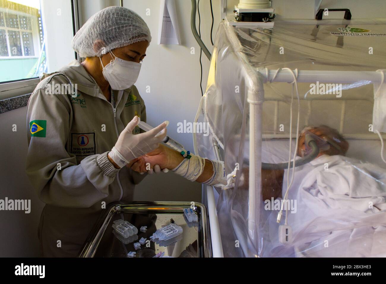 Manaus, Brazil. 04th June, 2020. A nurse is treating a patient at Gilberto Novaes Municipal Field Hospital. The field hospital was set up in a school and has 180 beds, including 38 intensive care beds. Credit: Lucas Silva/dpa/Alamy Live News Stock Photo