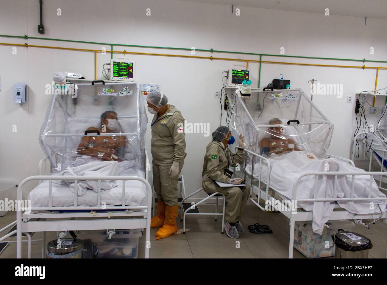 Manaus, Brazil. 04th June, 2020. Nurses talking to patients in the intensive care unit at Gilberto Novaes Municipal Field Hospital. The field hospital was established in a school and has 180 beds, 38 of which are intensive care beds. Credit: Lucas Silva/dpa/Alamy Live News Stock Photo