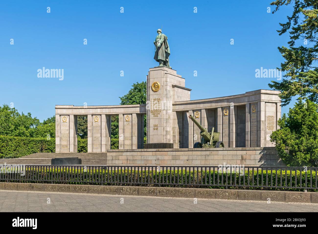 Soviet War Memorial, a curved stoa topped by a statue of a Soviet soldier and a Cyrillic inscription 'Eternal glory to heroes who fell in battle...' Stock Photo