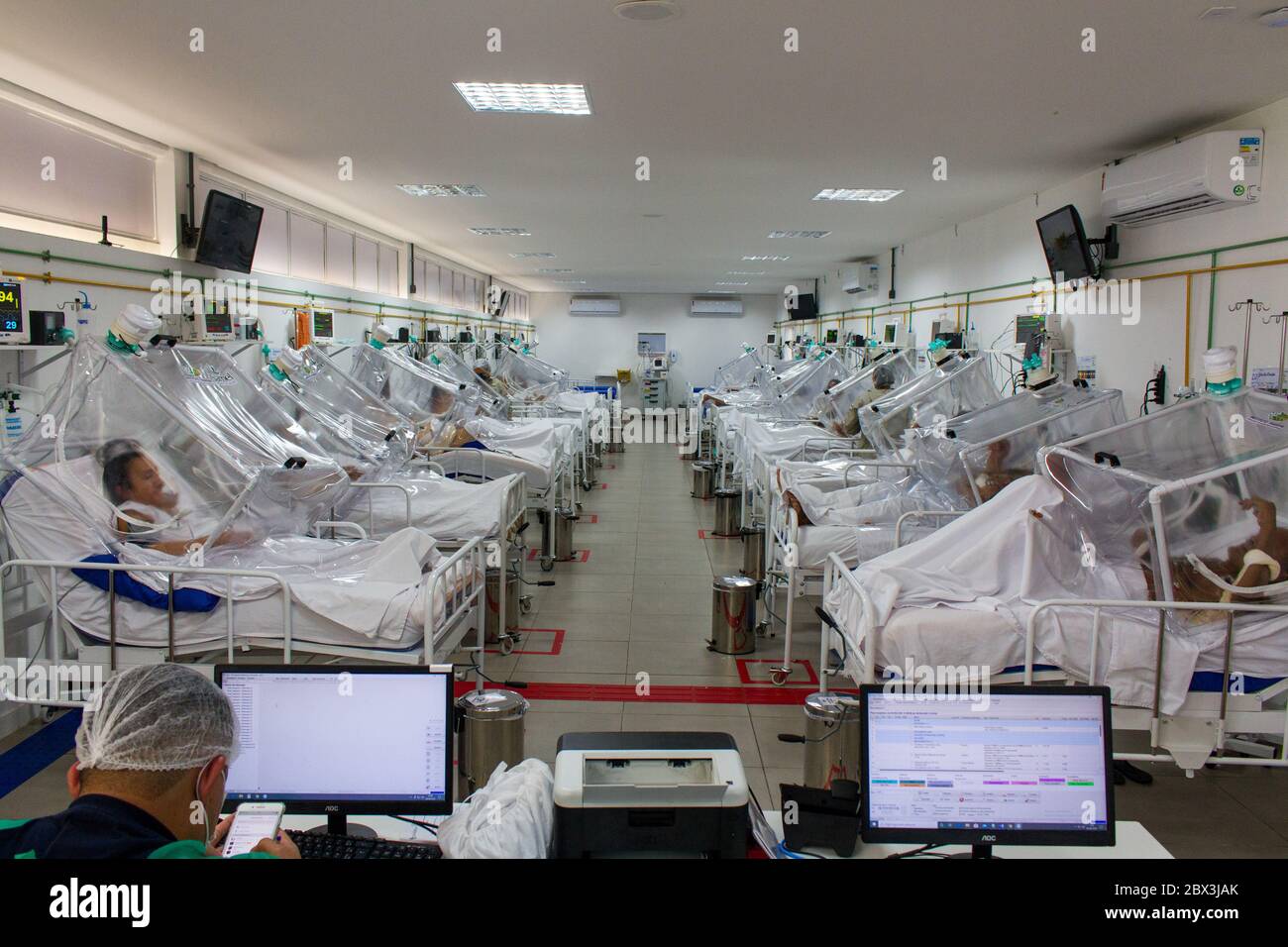 Manaus, Brazil. 04th June, 2020. View into the intensive care unit of the Gilberto Novaes Municipal Field Hospital. The field hospital was set up in a school and has 180 beds, 38 of which are intensive care beds. Credit: Lucas Silva/dpa/Alamy Live News Stock Photo