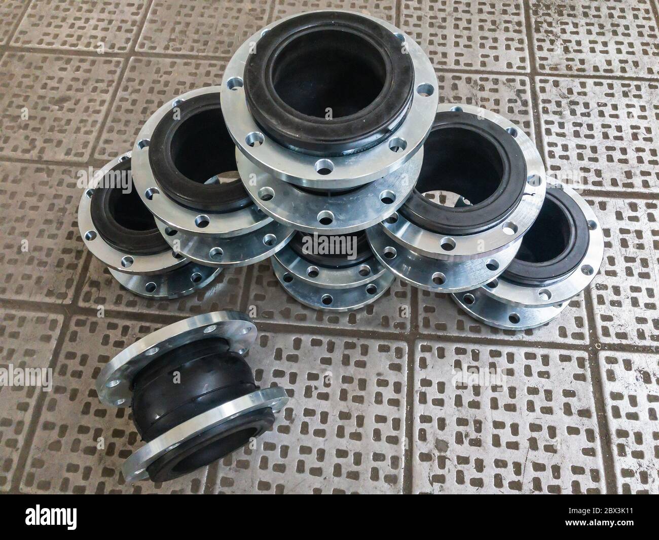 Rubber expansion joints for reduce vibration and dampen sound