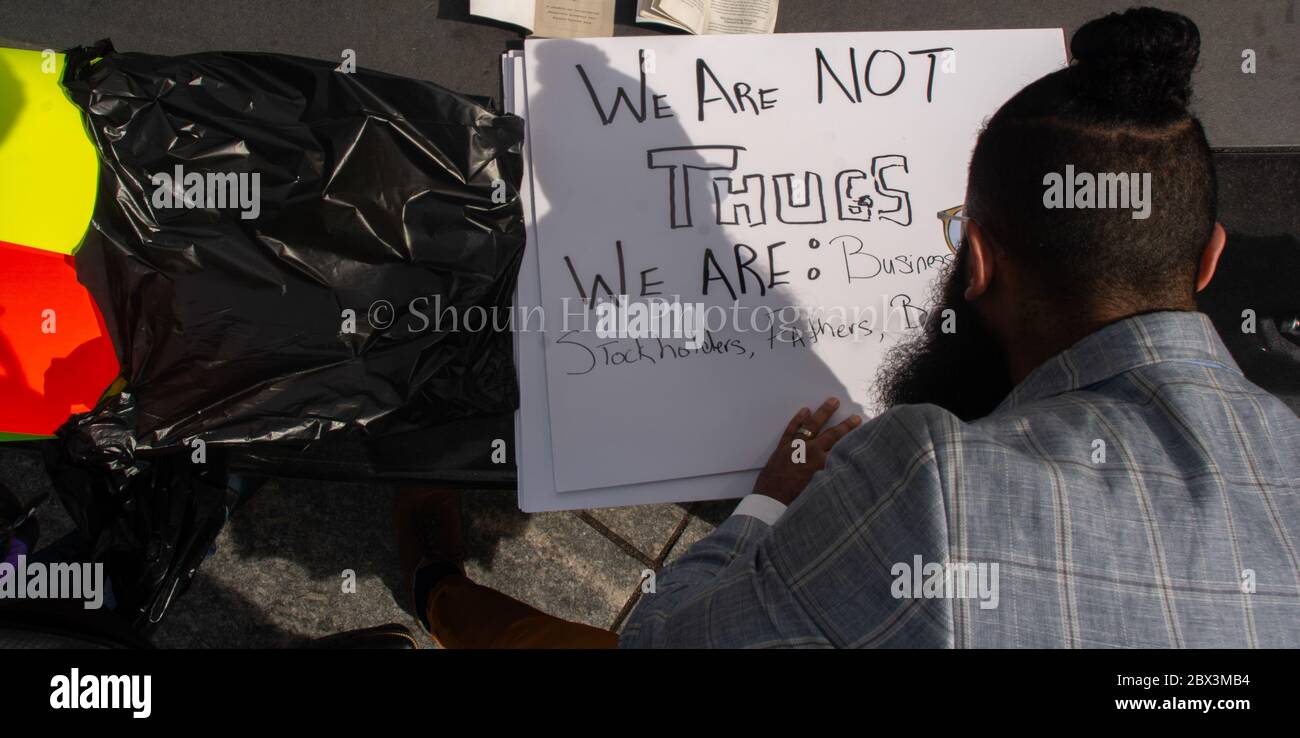 New York City, USA, 06/04/2020 . Chavis Aaron, makes a sign before the start of the 100 Black Men For George Floyd's Funeral rally, Thursday, June 4, 2020, in New York city.            (Photo by Shoun A. Hill) Stock Photo