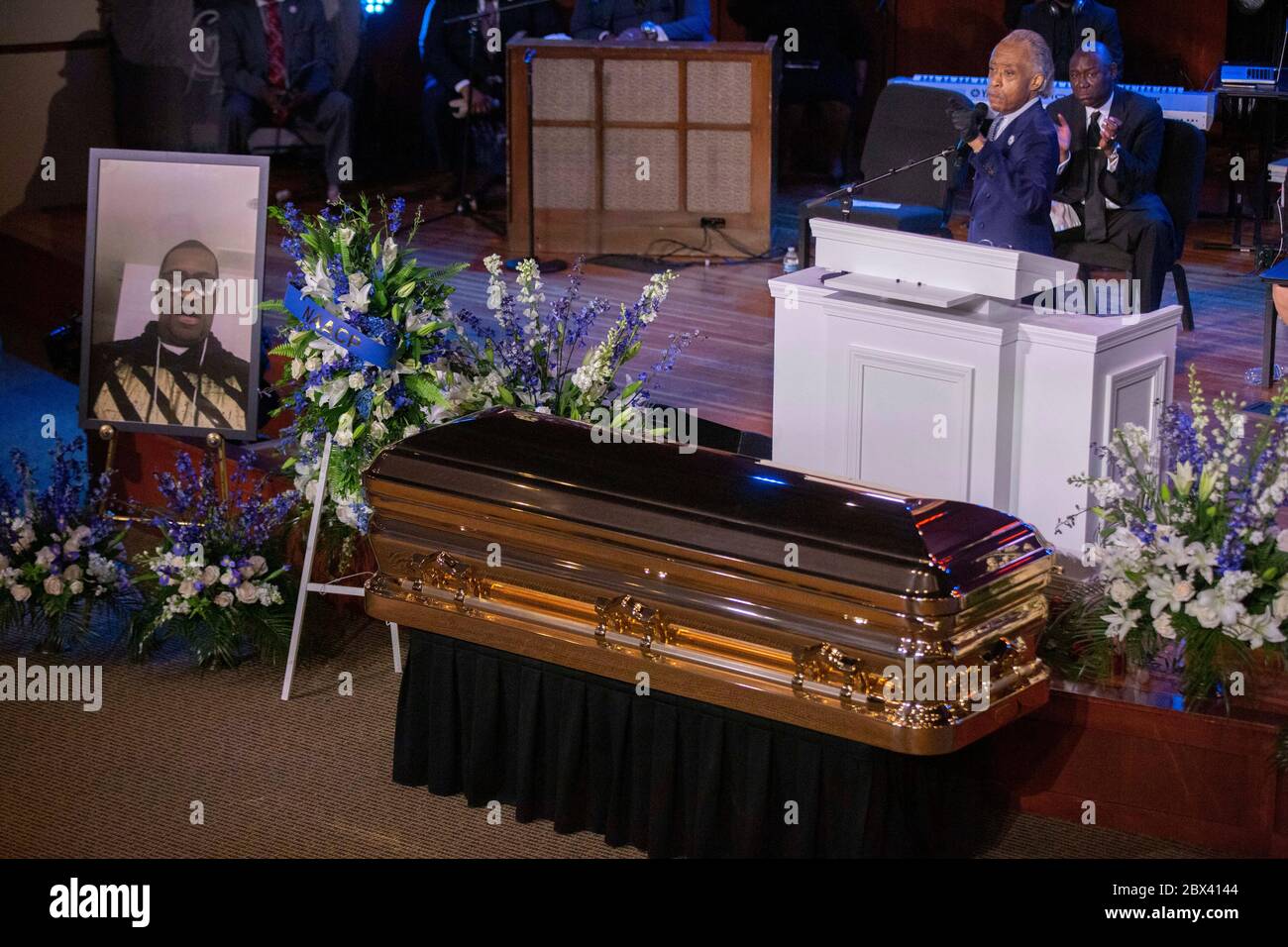 Minneapolis, Minnesota, USA. 4th June, 2020. Rev. AL SHARPEN gives a eulogy for George Floyd at his memorial at North Central University. (Credit Image: © Chris JuhnZUMA Wire) Stock Photo