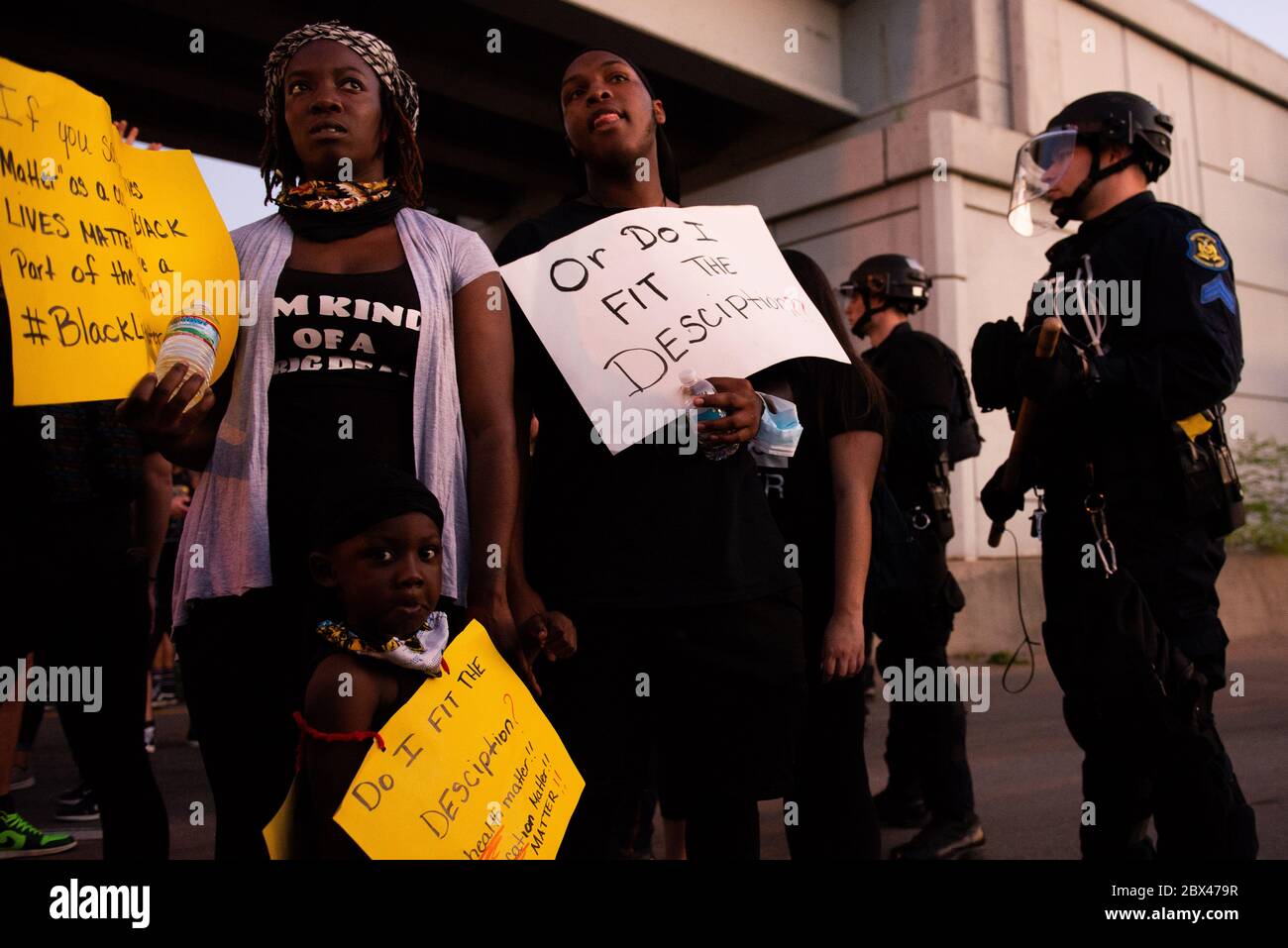 U.S. 4th June, 2020. A young family stands near police in riot gear ...