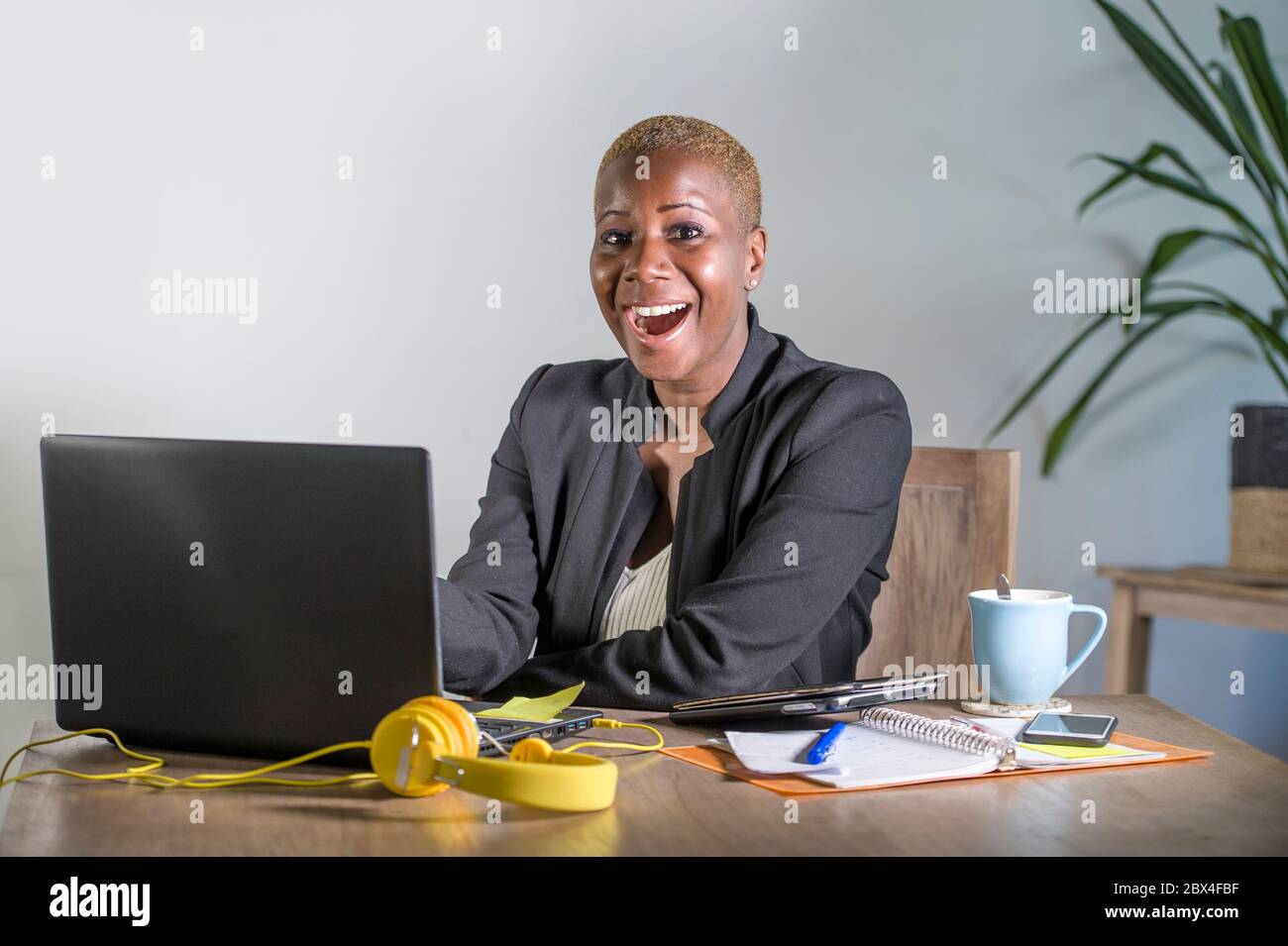 corporate portrait of young happy and successful black afro American  business woman working at modern office smiling cheerful having trendy hair  style Stock Photo - Alamy