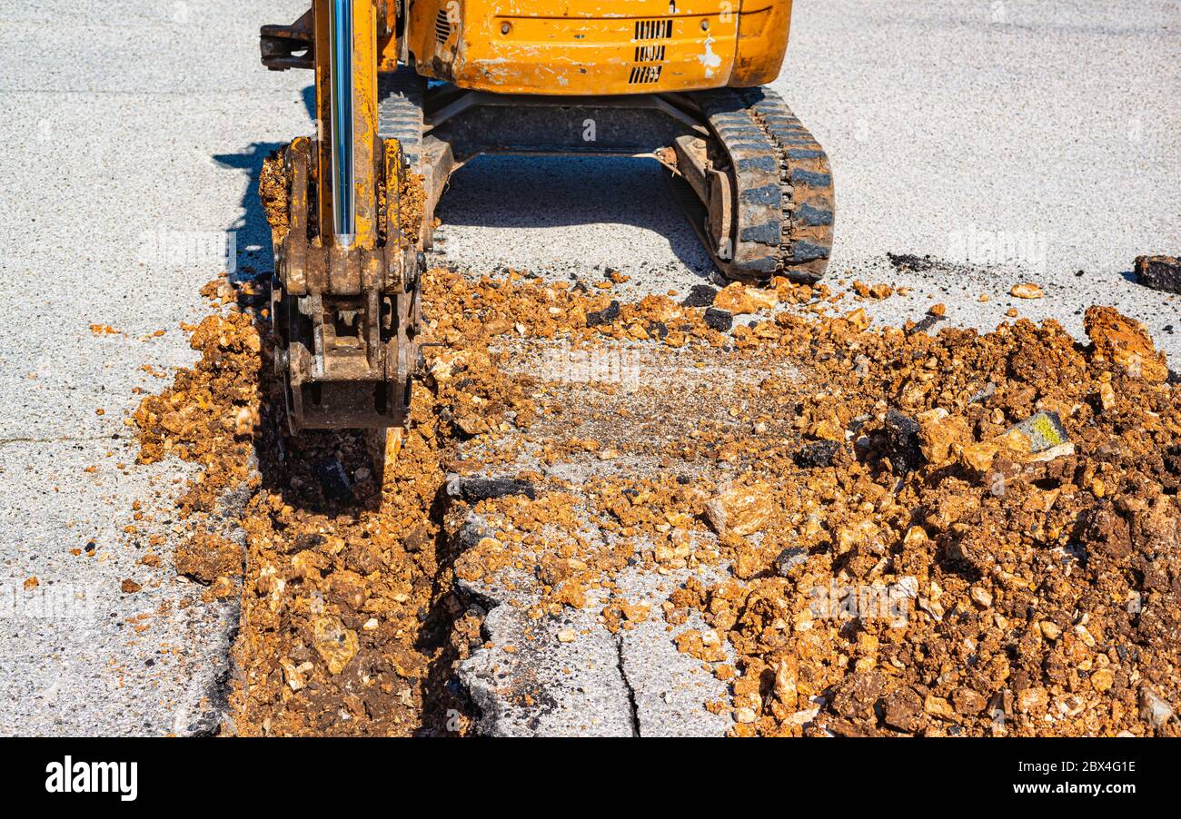 mini excavator equipped with a very narrow bucket to perform excavations of small width in the