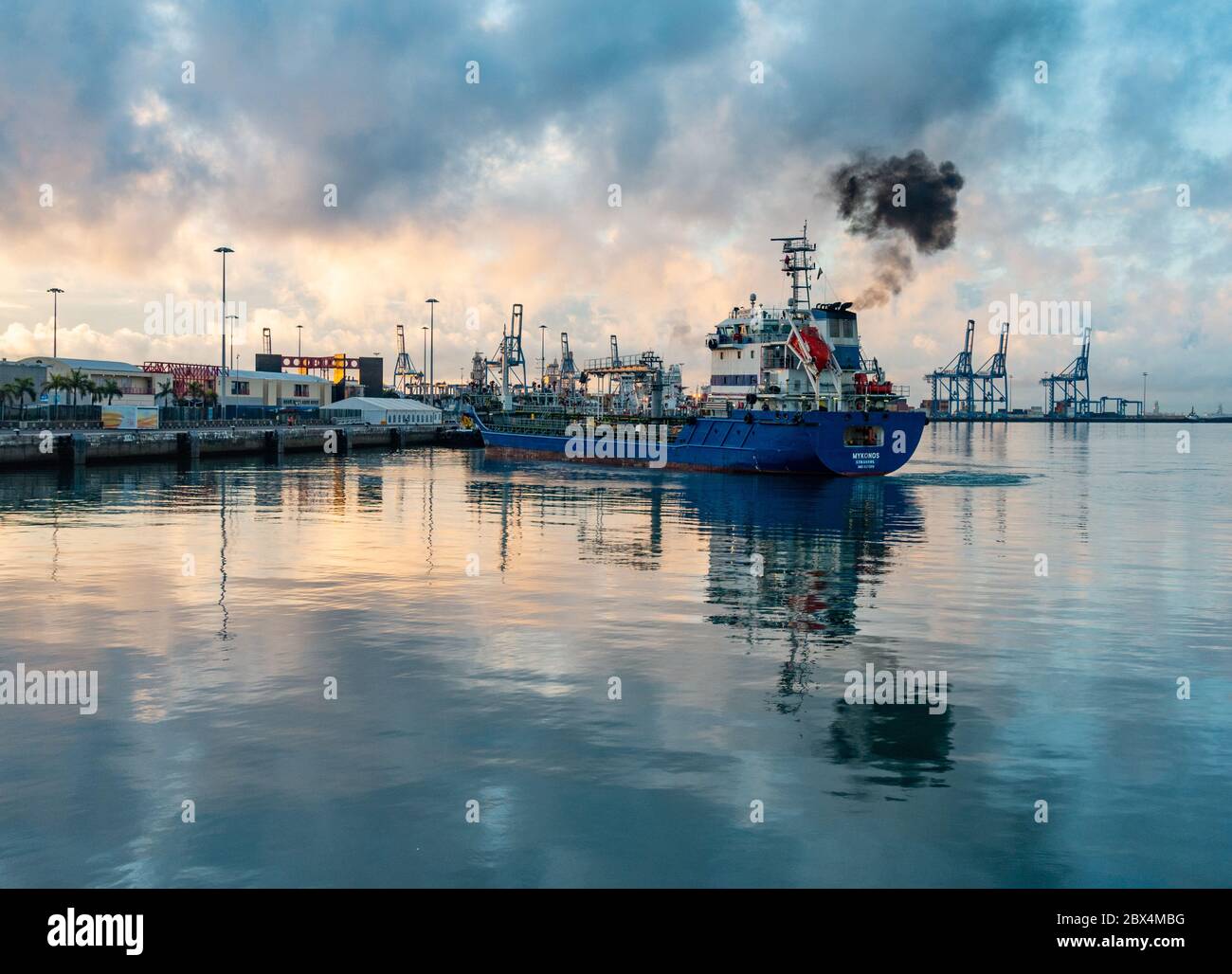 Ship Funnel Black Smoke Hi res Stock Photography And Images Alamy