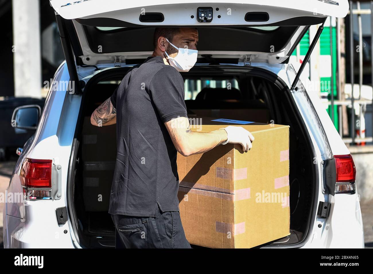 Moncalieri, Italy. 05th June, 2020. MONCALIERI, ITALY - June 05, 2020: Juventus player Leonardo Bonucci carries a box full of masks. Leonardo Bonucci and his wife Martina Maccari delivered 19.000 masks made by the company Sire Tessil to 19 social-beneficial associations and companies. (Photo by Nicolò Campo/Sipa USA) Credit: Sipa USA/Alamy Live News Stock Photo