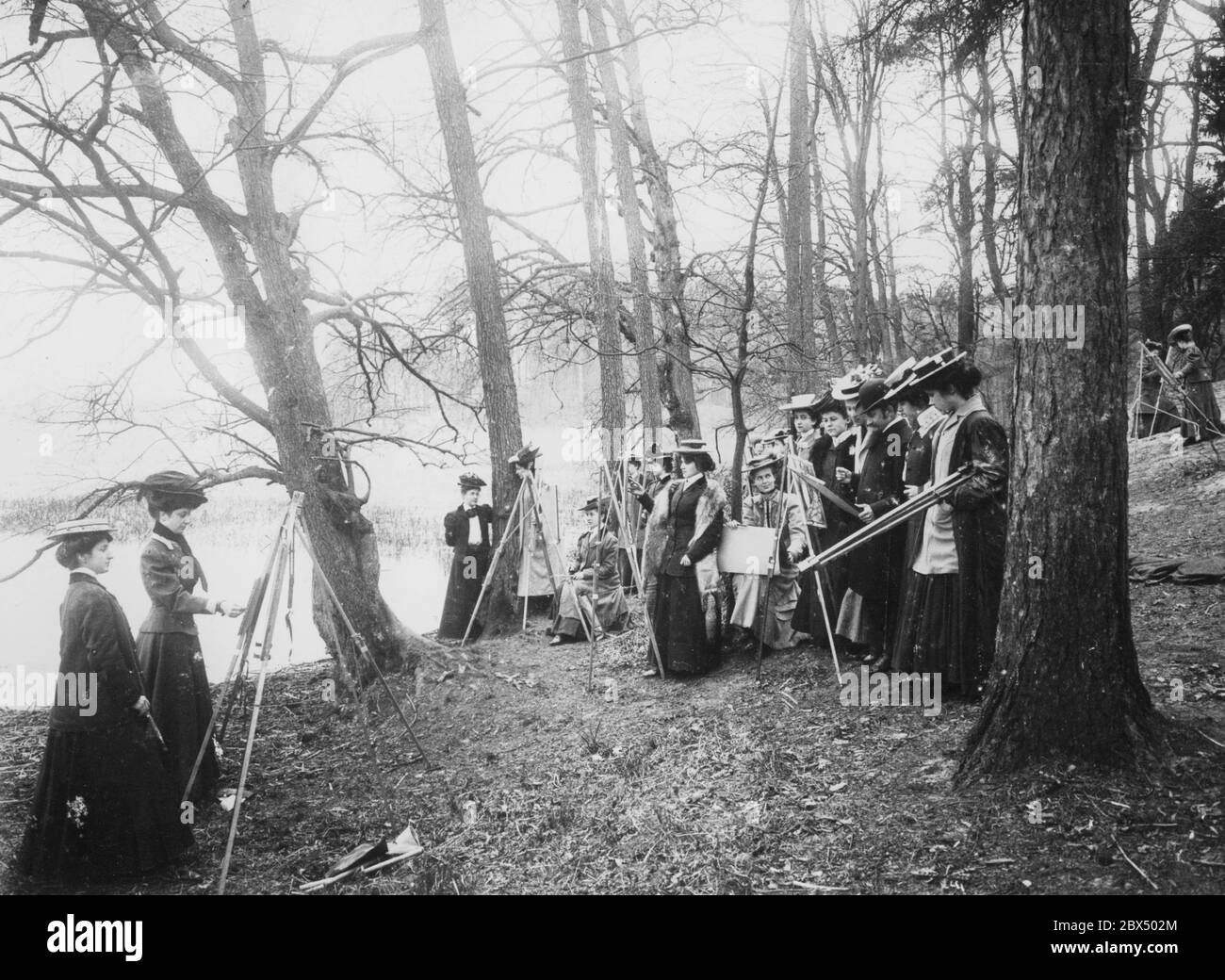 Ladies of the better society in the Drawing and Painting School of the Verein der Berliner Kuenstlerinnen while painting landscapes during an excursion to the Wannsee. Stock Photo