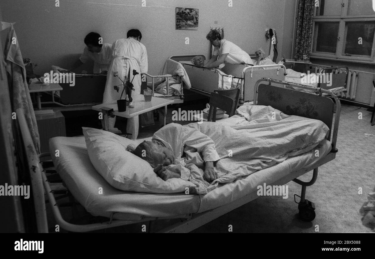 Berlin / Prenzlauer Berg / Health / GDR / 3 / 1990 Old woman in Prenzlauer Berg hospital, ward for chronically ill patients. There are 8 beds in the room. Nurses. // Seniors / Care / Old People / *** Local Caption *** East Germany / Communist Germany / Health Hospital in Prenzlauer Berg, Quarter of East Berlin. [automated translation] Stock Photo