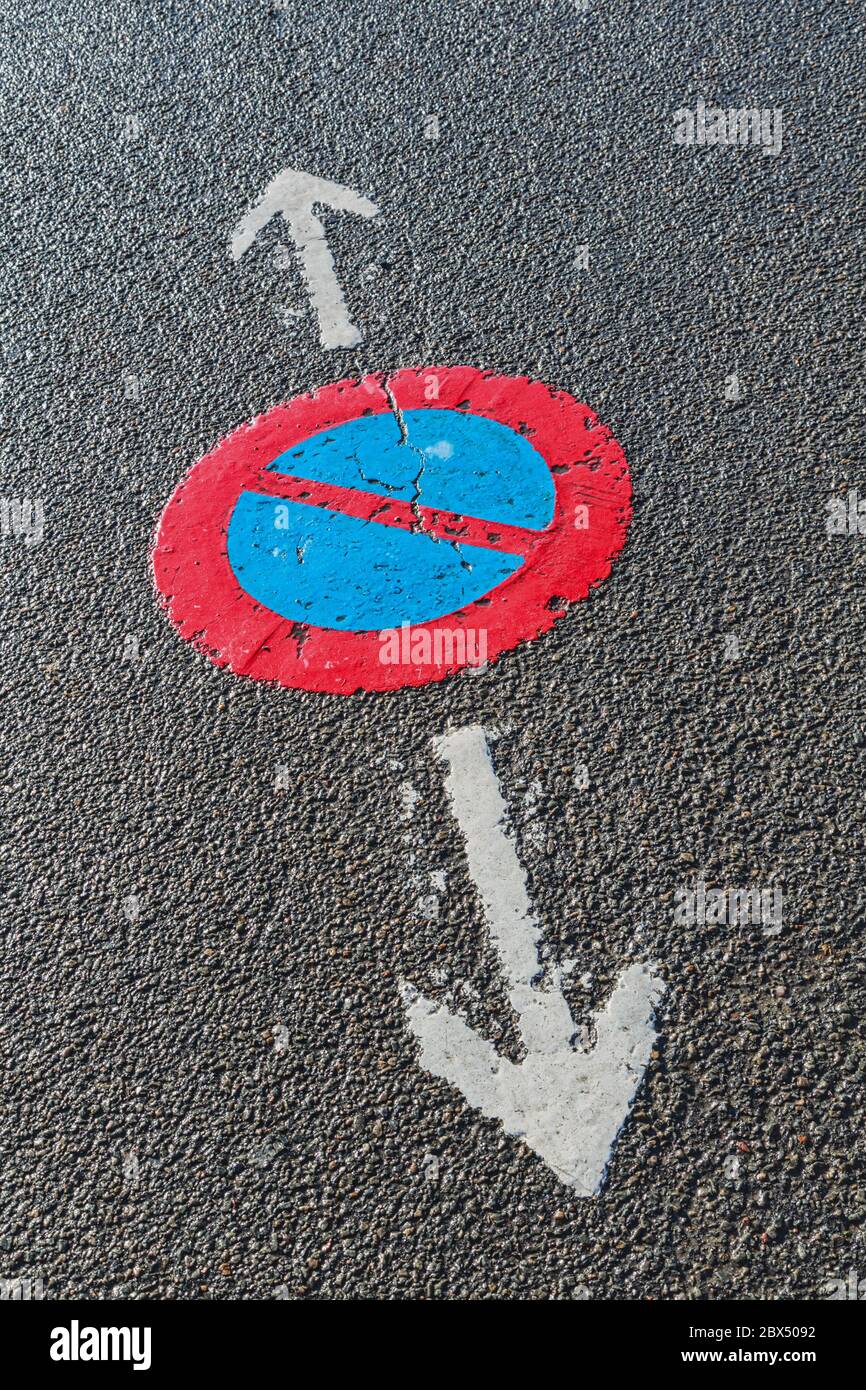 No stopping sign with one arrow on either side indicating to vehicle