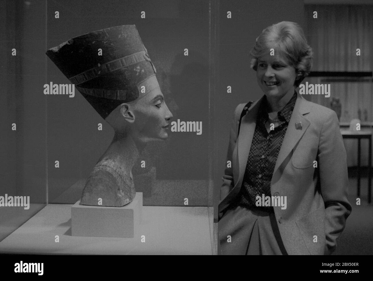 Berlin / 13.7.1979 Egyptian Museum: Marianne von Weizsaecker with Nefertiti [automated translation] Stock Photo