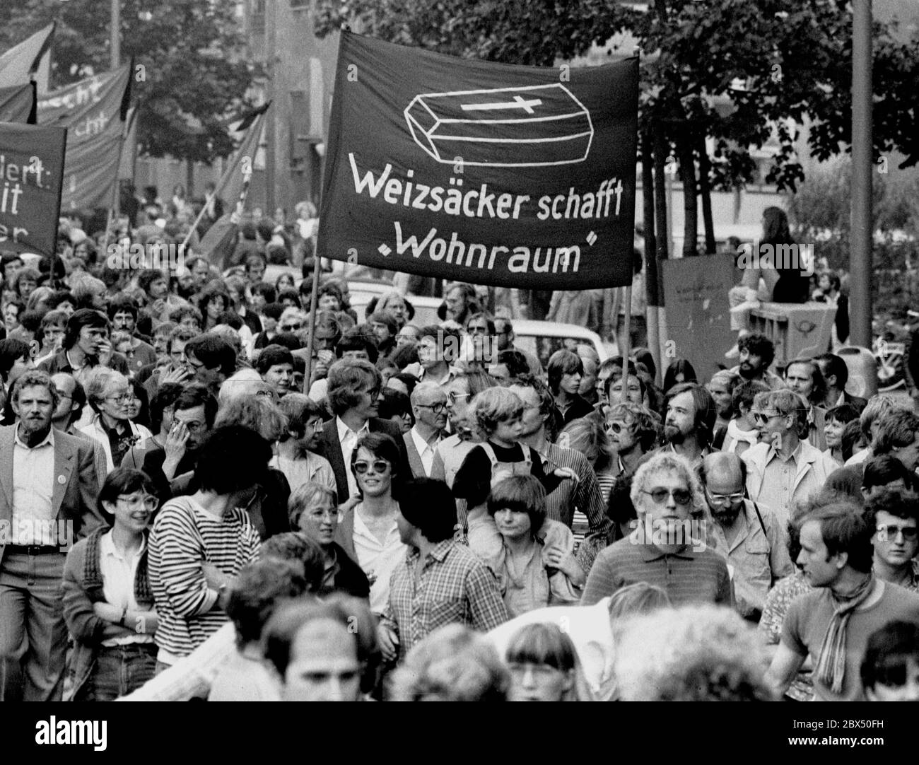Berlin / Schoeneberg / Haeuserkampf / 27.9.1981 Demonstration after the death of a demonstrator (Rattay) in Schoeneberg. -Weizsaecker creates living space- with coffin.  Heinrich Lummer, CDUJ, was Senator for Internal Affairs. Weizsaecker was the boss. /demos / left wing / squatters / squatters *** Local Caption *** [automated translation] Stock Photo
