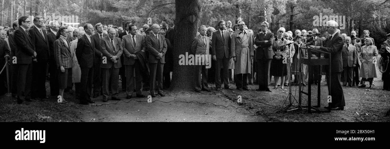 Berlin-Stadt / 30.9.1983 Ernst Reuter has been dead for 30 years. Memorial service at the Waldfriedhof cemetery in Zehlendorf. All parties are represented. Richard von Weizsaecker speaks. Listeners: Edzard Reuter, Jochen Vogel, Harry Ristock, Peter Lorenz // SPD / CDU / [automated translation] Stock Photo