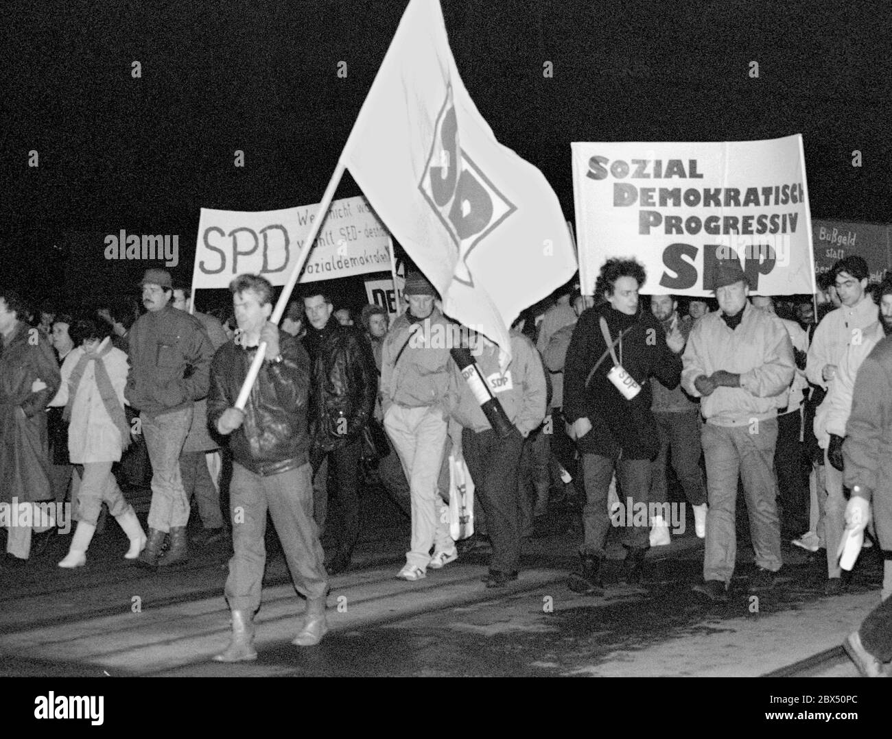 Saxony / GDR / early November 1989 Monday demonstration in Leipzig. The newly founded SPD-Ost (SDP) marches for the first time around the old town, the wall still stands, the GDR still exists. The Volkspolizei tries to break up the demonstrations.  // SPD / History / Opposition / Wende / Politics sdp-spd *** Local Caption *** East Germany / Communism At the end of 1989 big demonstrations took place in Leipzig, which were not allowed, every Monday, therefor called monday demonstrations. They grew up to 100 000 participants. Those manifestations were an important factor for the fall of the Stock Photo