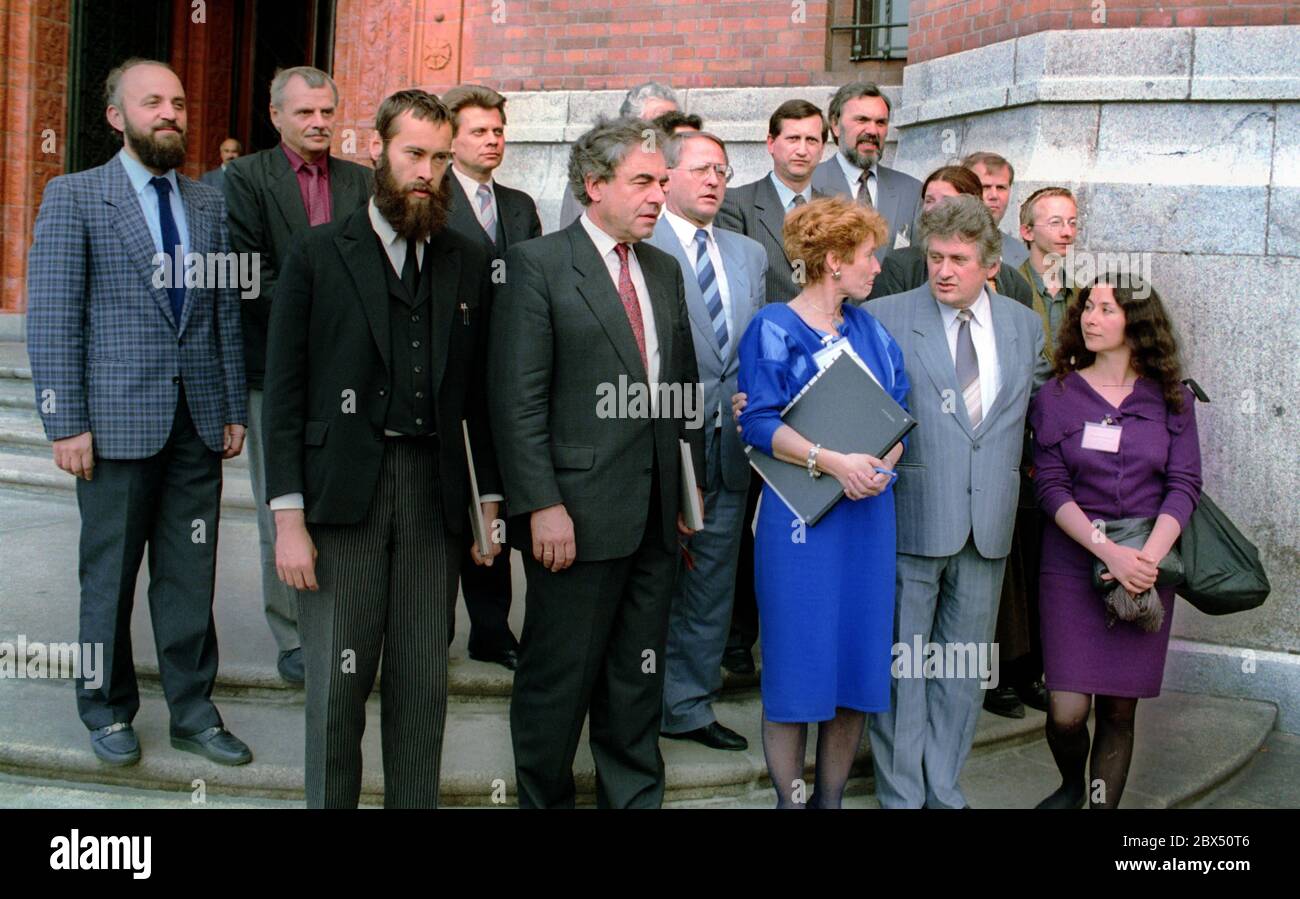 Berlin / end of the GDR / 30.5.1990 Magistrate 1990 in East Berlin: 1st row from the left: Thomas Krueger, Elmar Pieroth, Christine Bergmann, Mayor Tino Schwierzina, Irana Rusta others: Holger Brandt, Eva Kunz, Hartmut Hempel, Wolfgang Sparing, Bernd Fritzsche, Otmar Kny, Eckehard Kraft, Clemens Thurmann, Dieter Pavlik, Kurt Blankenhagel, Christian Zippel [automated translation] Stock Photo