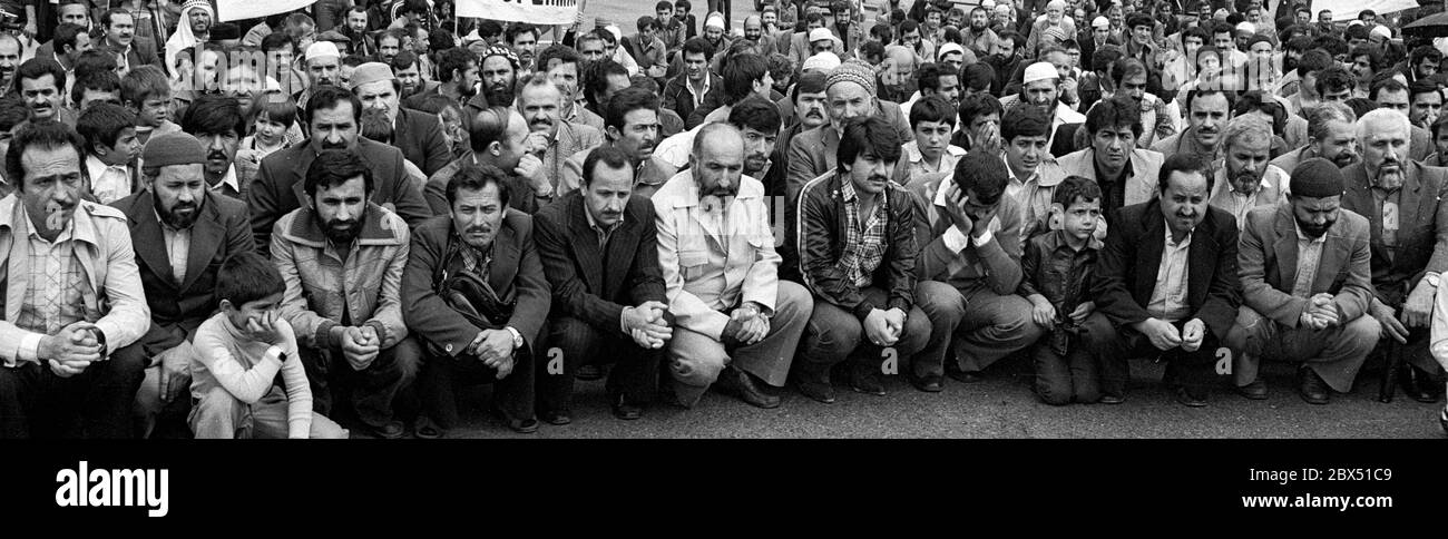 Berlin / Foreigners / Turks / 1.8.1981 Berlin-Kreuzberg: Islamic groups, especially Turkish, protest against the assassination of Bakr Al Sadr in Iraq by Saddam Hussein and against the Soviet occupation of Afghanistan. Right: Picture of Khomeini // Islam / Actions [automated translation] Stock Photo