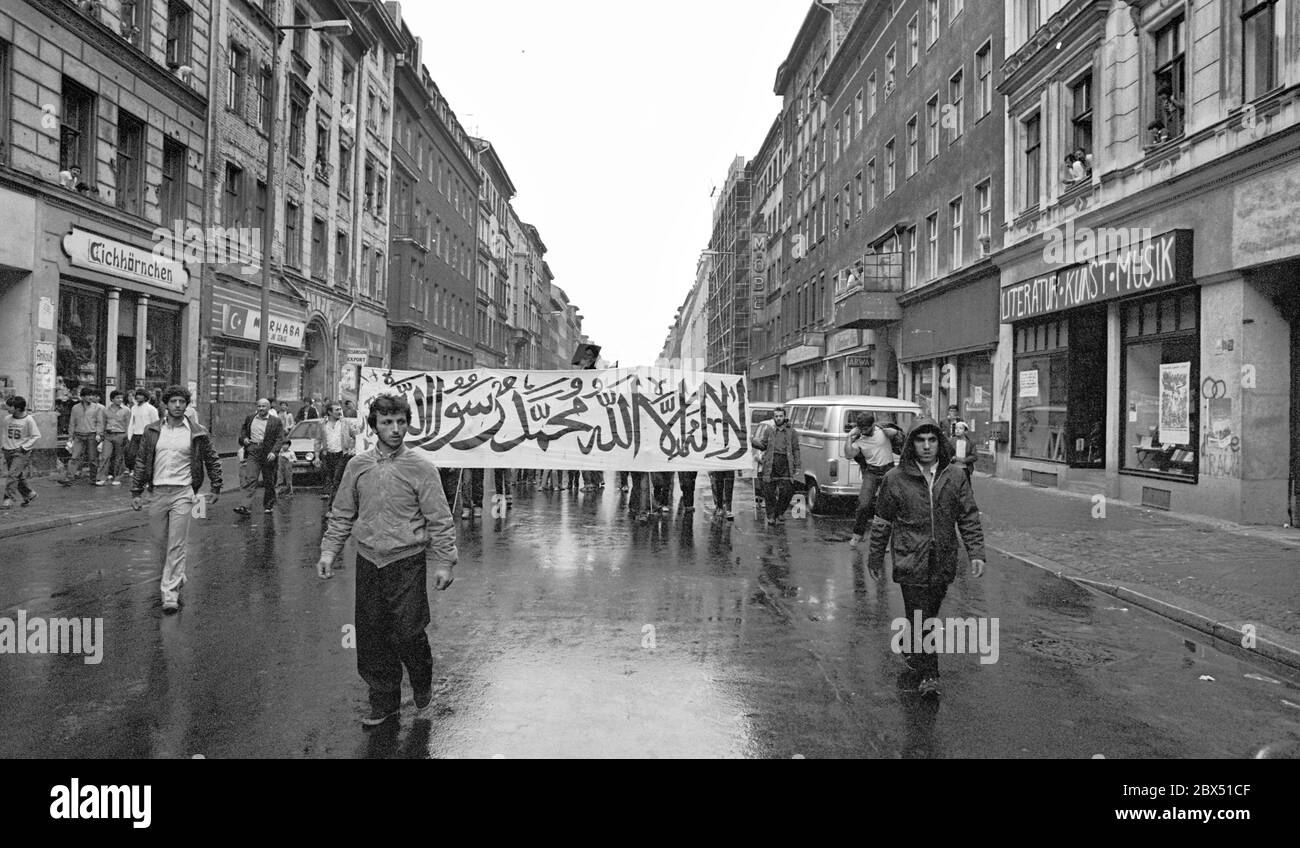 Berlin / Foreigners / Turks / 1.8.1981 Berlin-Kreuzberg: Islamic groups, especially Turkish ones, protest against the assassination of Bakr Al Sadr in Iraq by Saddam Hussein and against the Soviet occupation of Afghanistan // Islam / Actions [automated translation] Stock Photo
