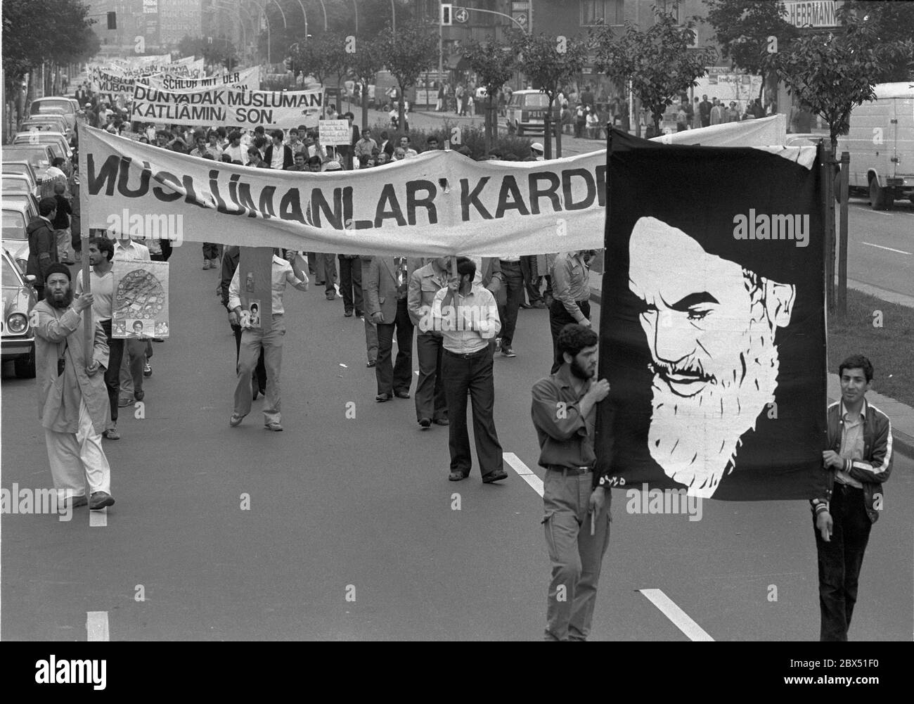 Berlin / Foreigners / Turks / 1.8.1981 Berlin-Kreuzberg: Islamic groups, especially Turkish, protest against the assassination of Bakr Al Sadr in Iraq by Saddam Hussein and against the Soviet occupation of Afghanistan. Right: Picture of Khomeini // Islam / Actions [automated translation] Stock Photo