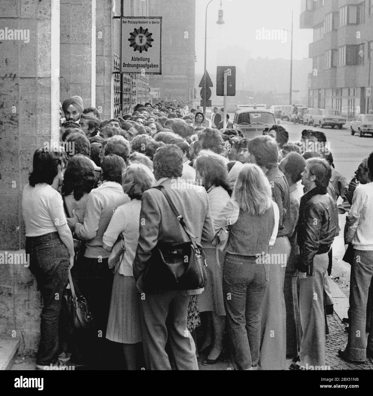 Berlin-Stadt / Foreigners / 8.8.1978Asylslstelle in Kreuzberg, Puttkamer Strasse. Mainly people from Pakistan and Bangla Desch, but also Turks // Asia / Snakes / Districts / Asylum *** Local Caption *** Foreigners / Asia Waiting for entrance into the asylum office. Mostly peaople from Bangla Desh and Pakistan [automated translation] Stock Photo